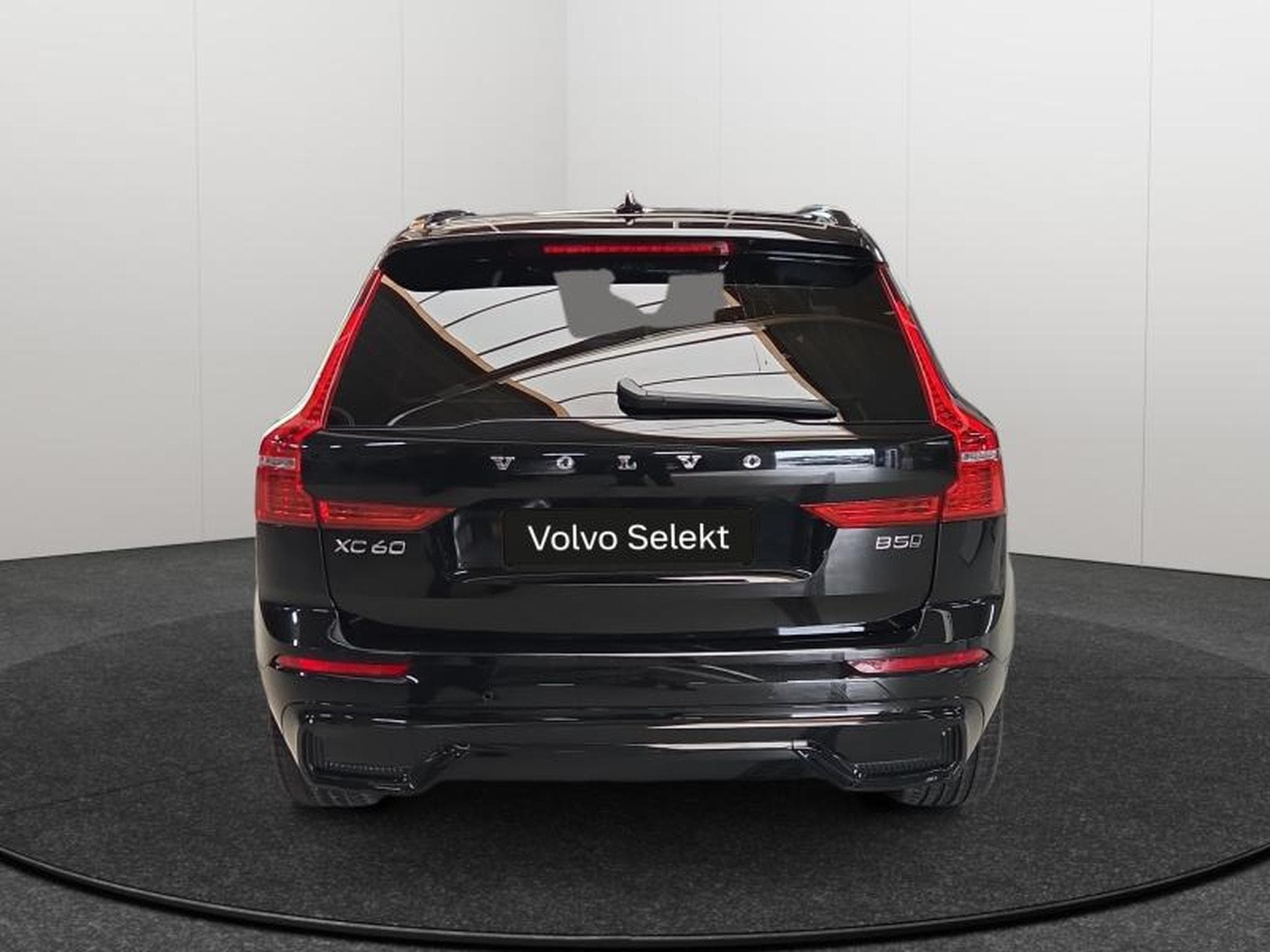 Volvo XC60 B5 AWD Ultra Dark / Essence (2025) - Photo 6