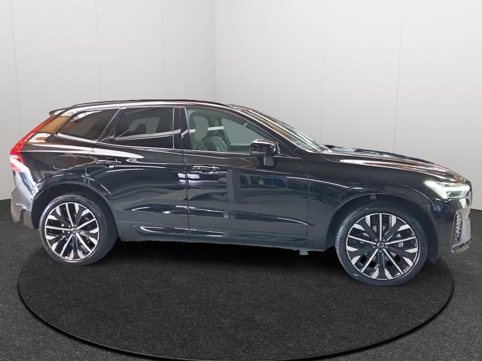 Volvo XC60 B5 AWD Ultra Dark / Essence (2025) - Photo 7