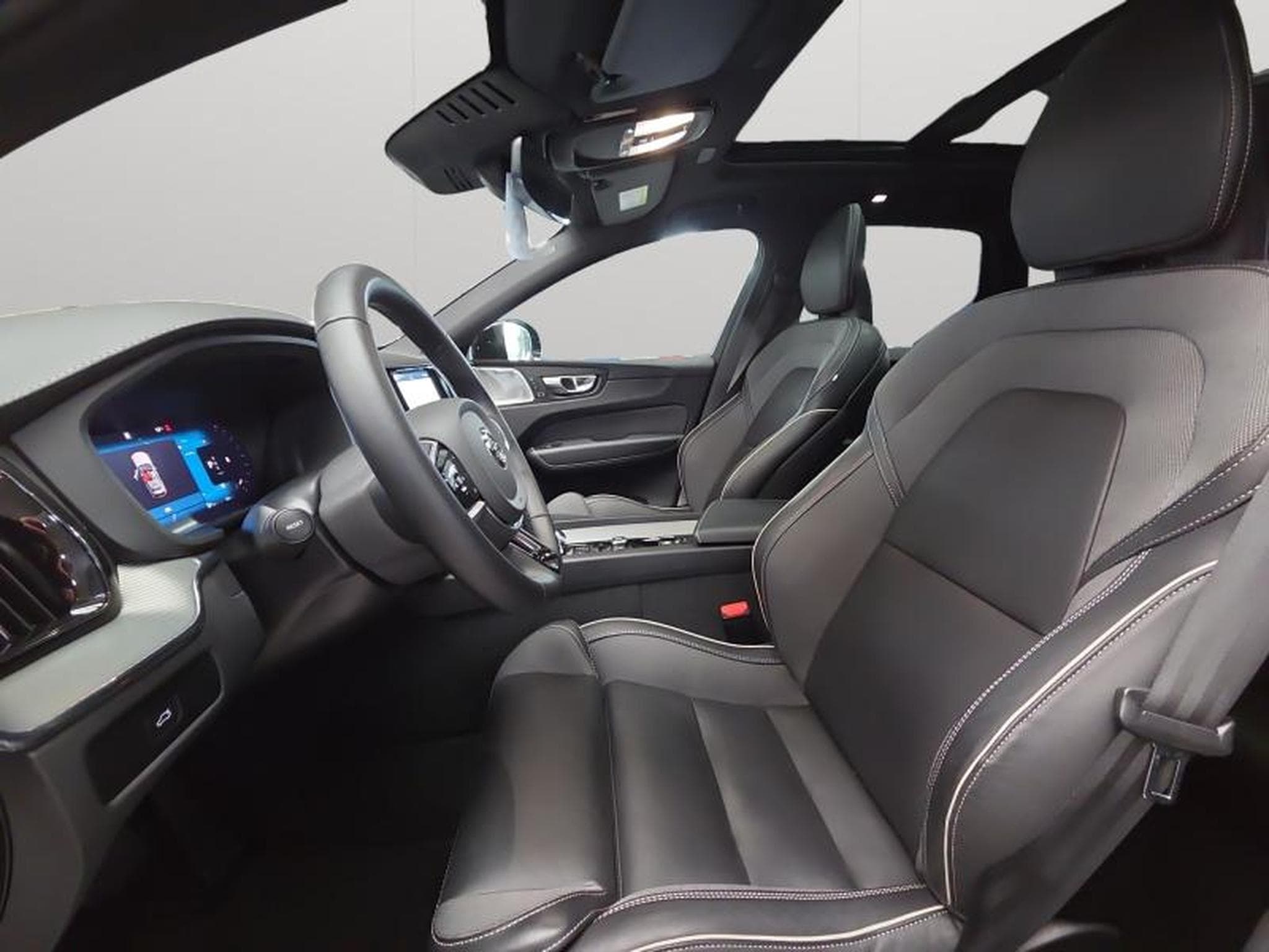 Volvo XC60 B5 AWD Ultra Dark / Essence (2025) - Photo 10