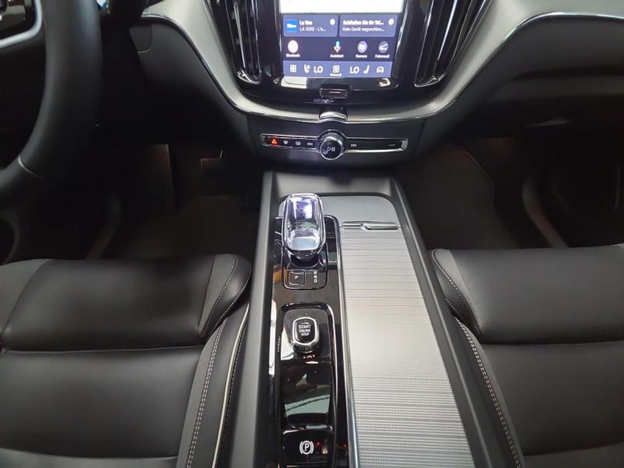 Volvo XC60 B5 AWD Ultra Dark / Essence (2025) - Photo 11