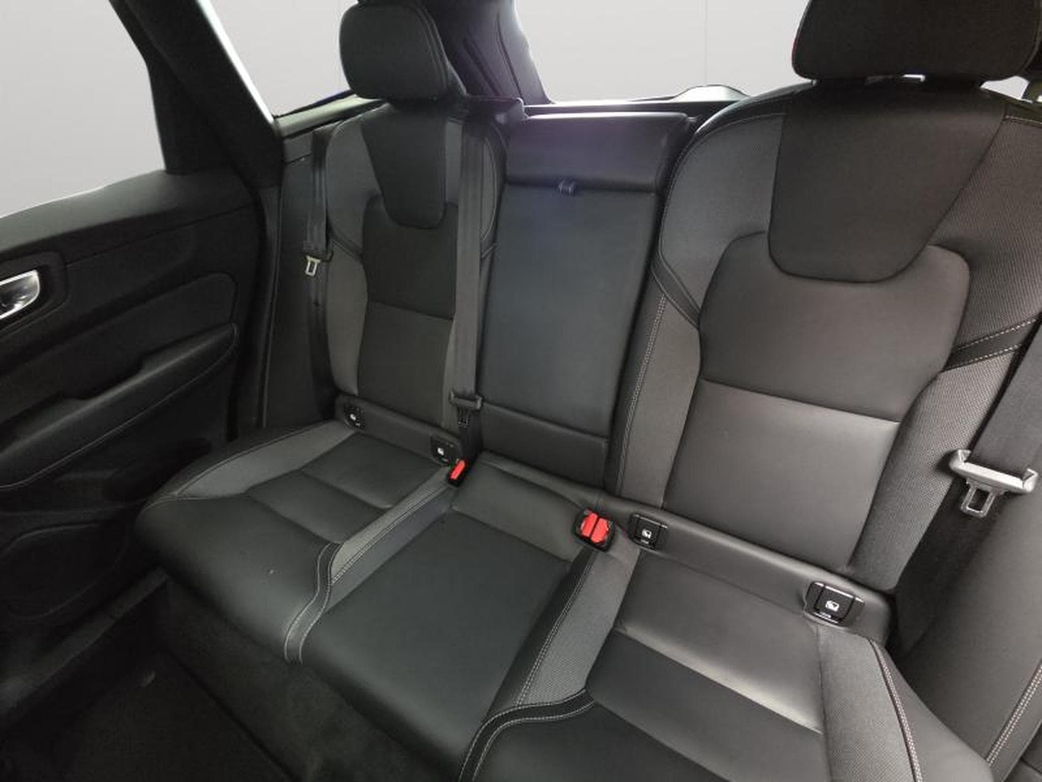 Volvo XC60 B5 AWD Ultra Dark / Essence (2025) - Photo 13