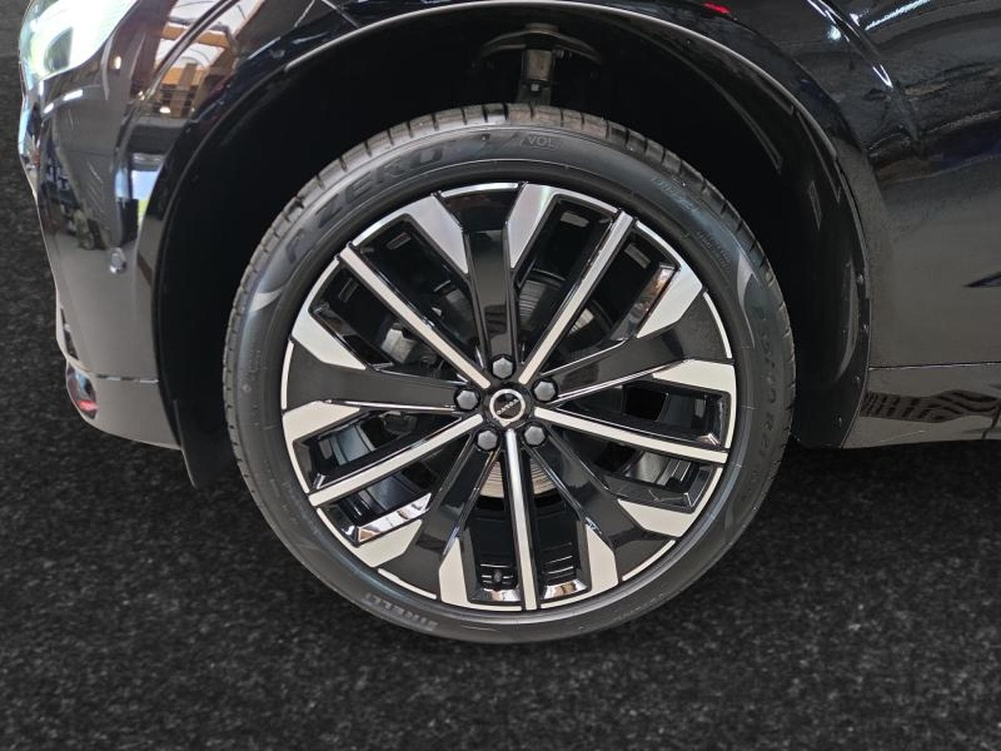 Volvo XC60 B5 AWD Ultra Dark / Essence (2025) - Photo 14