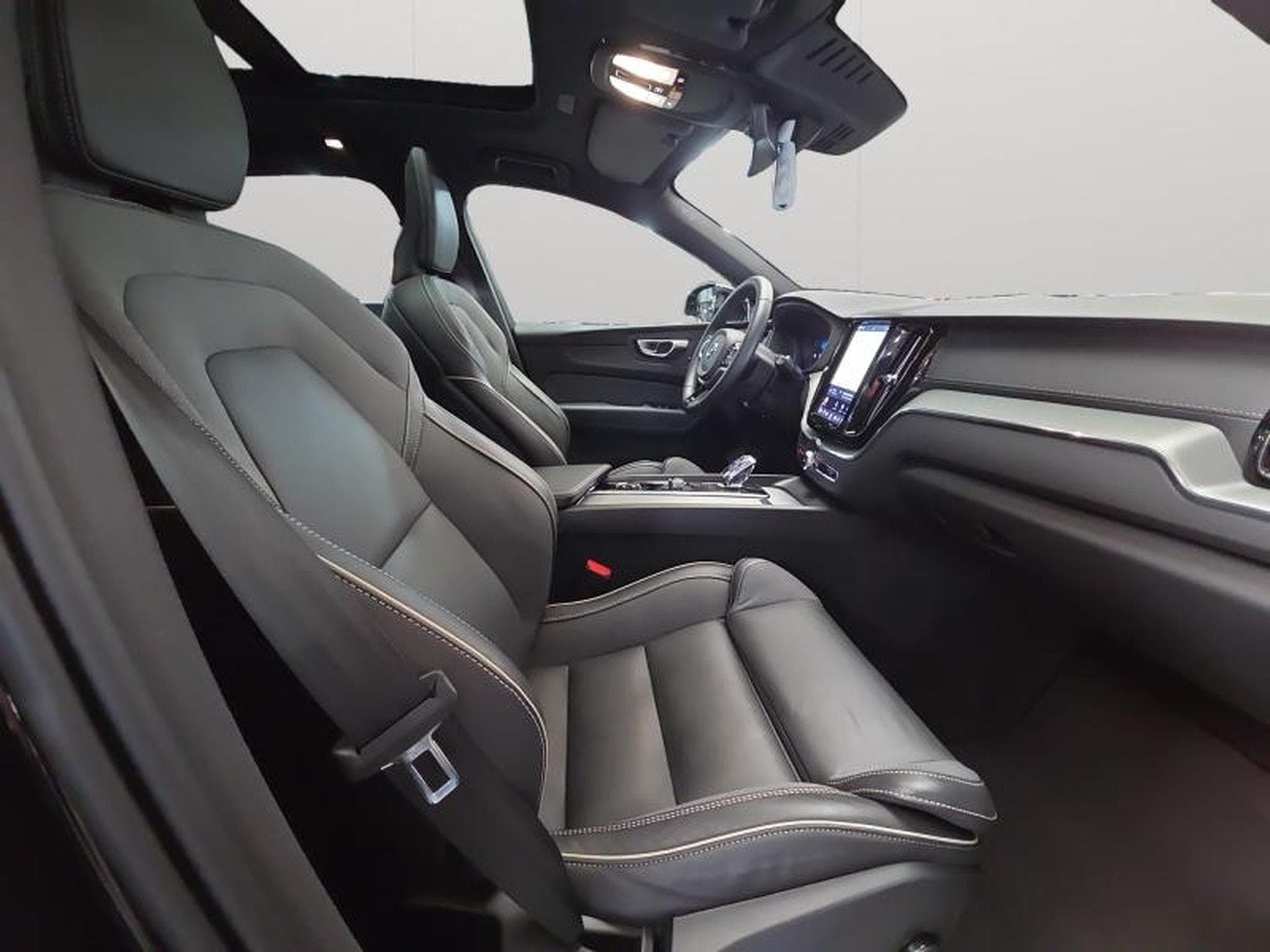 Volvo XC60 B5 AWD Ultra Dark / Essence (2025) - Photo 15