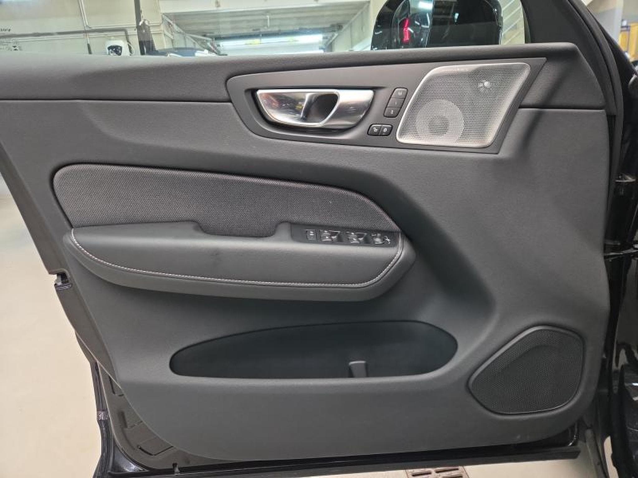 Volvo XC60 B5 AWD Ultra Dark / Essence (2025) - Photo 20