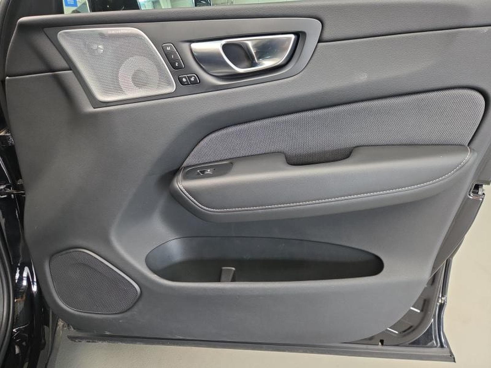 Volvo XC60 B5 AWD Ultra Dark / Essence (2025) - Photo 21