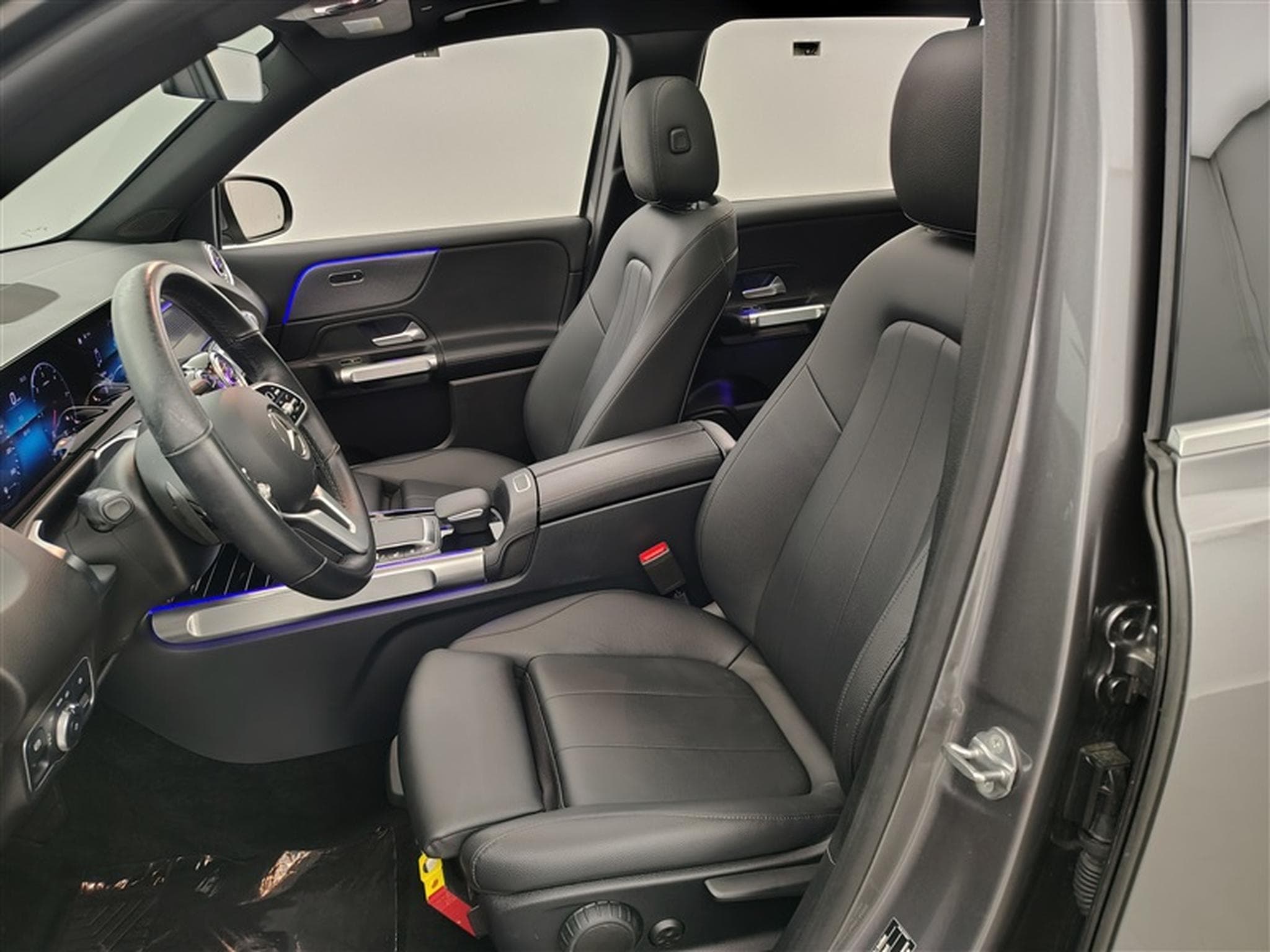 Mercedes GLB 200 GLB 200d Business Solution CUIR/NAVI/TO PANO/FULL LED/JA18 (2021) - Photo 7