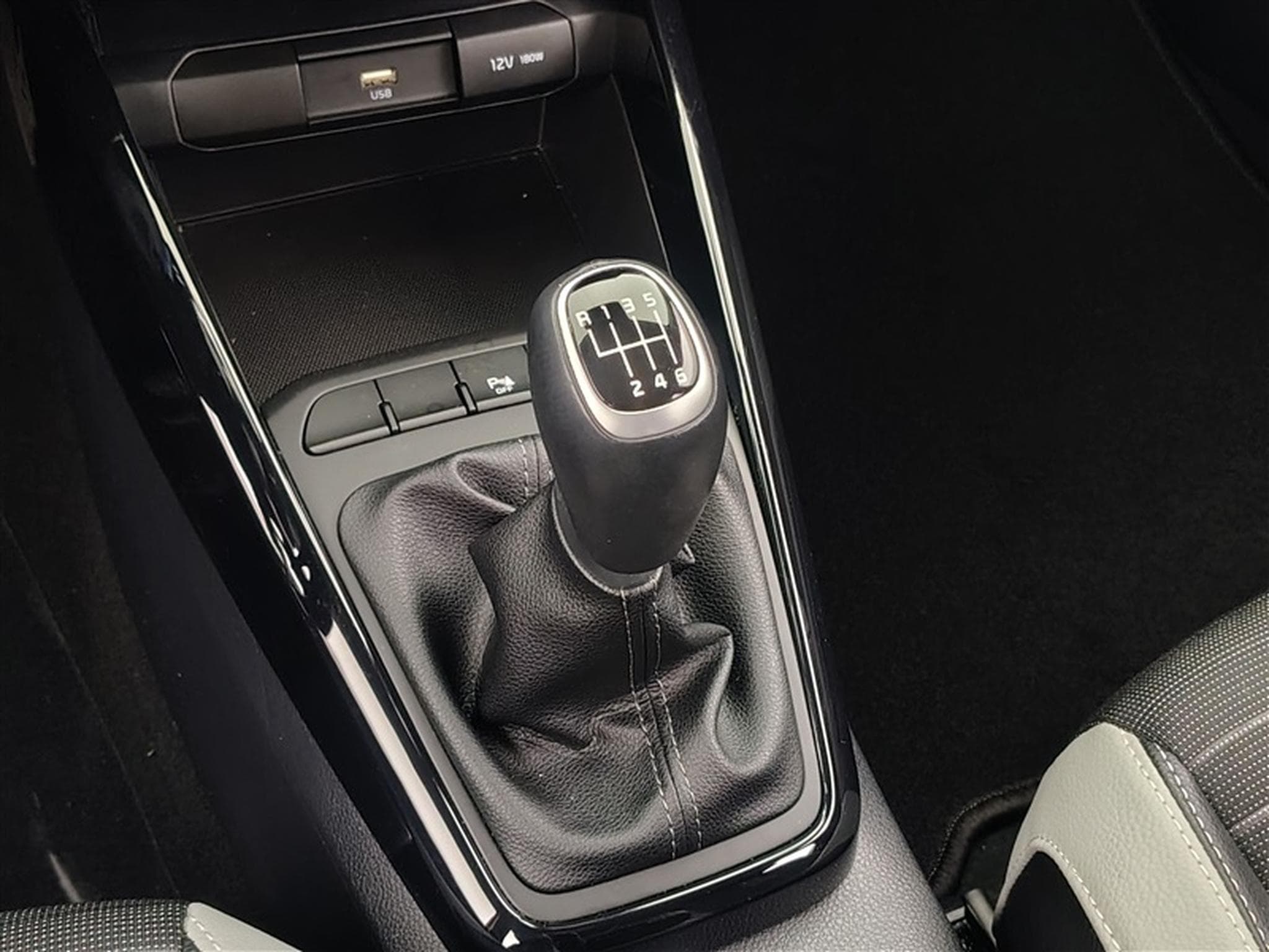 Kia Stonic 1.0 T Inspire Plus ISG (2024) - Photo 12