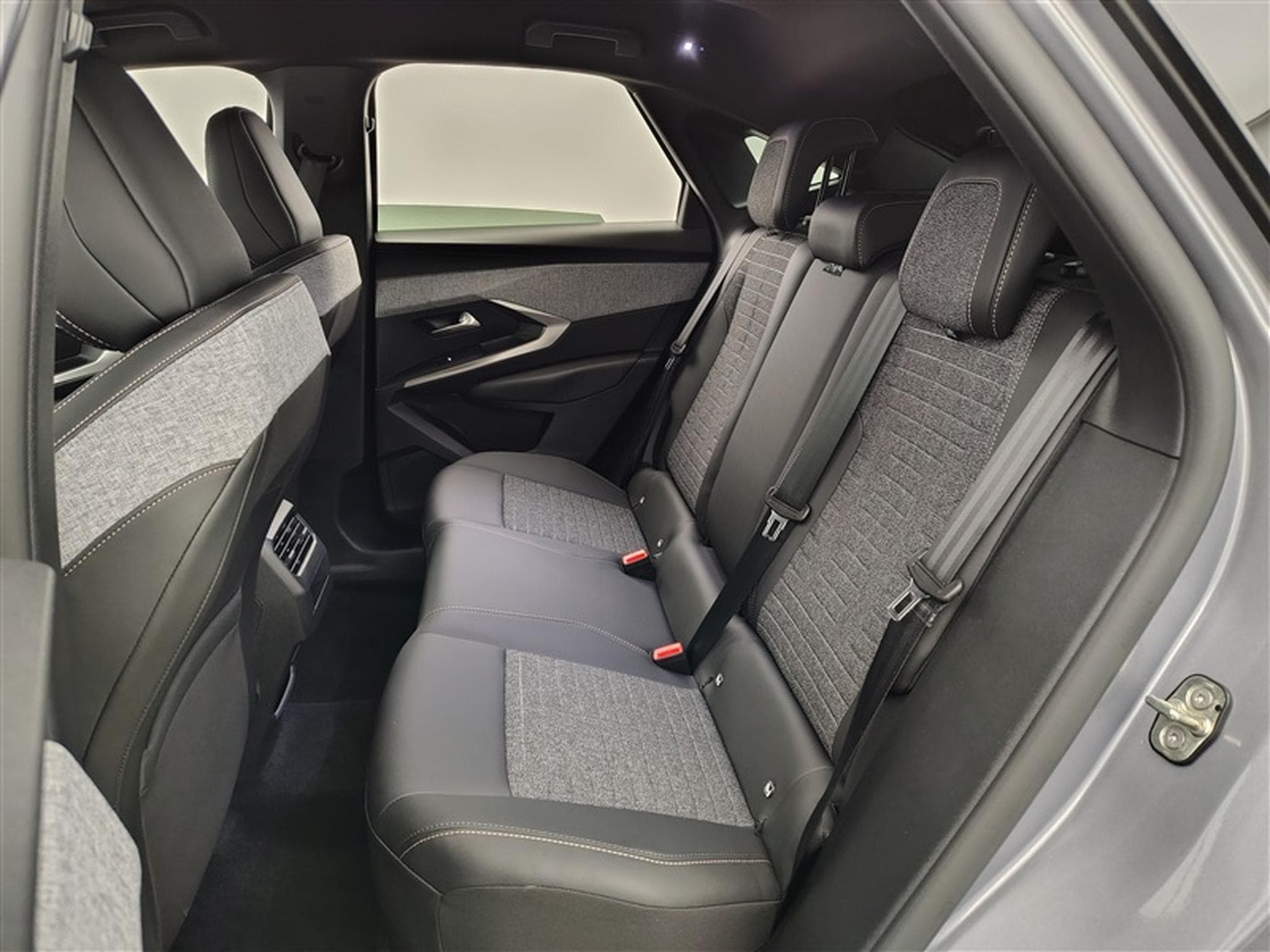 Peugeot 3008 1.2 HYBRID 136cv e-DSC6 Allure Pack NAVI / FULL LED / CAMERA (2025) - Photo 13