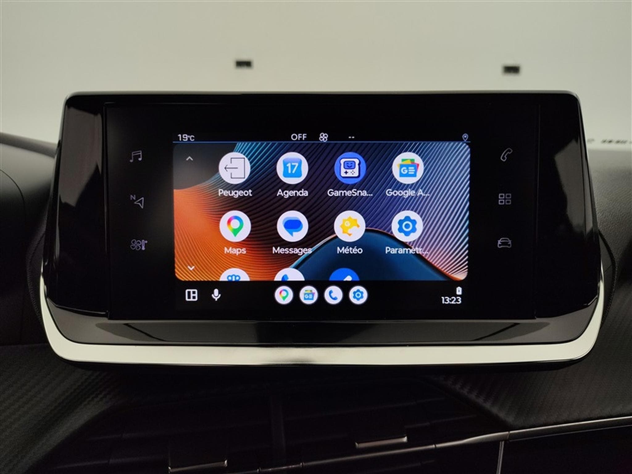 Peugeot 2008 1.2 PureTech 100cv Active CARPLAY / CAMERA (2023) - Photo 19