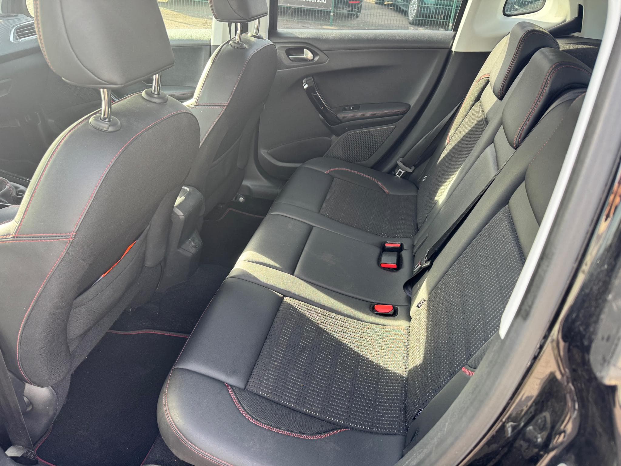 Peugeot 2008 1.6 BlueHDi GT line (2017) - Photo 6