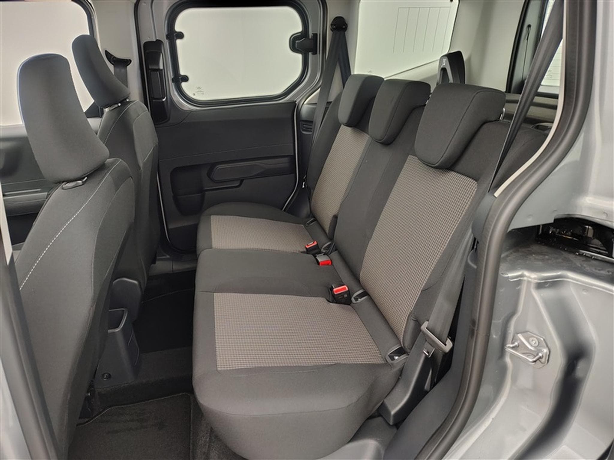 Ford Tourneo 1.0 EcoBoost 125cv Trend CARPLAY / PDC AR (2026) - Photo 13