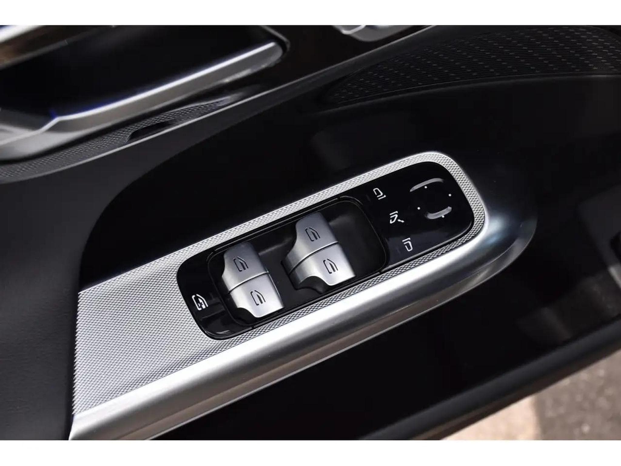 Mercedes 300 (2026) - Photo 25