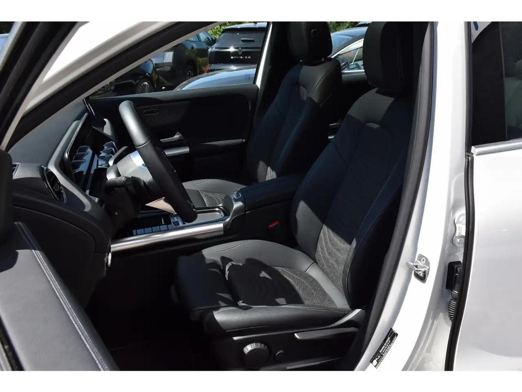 Mercedes GLA 200 (2024) - Photo 6