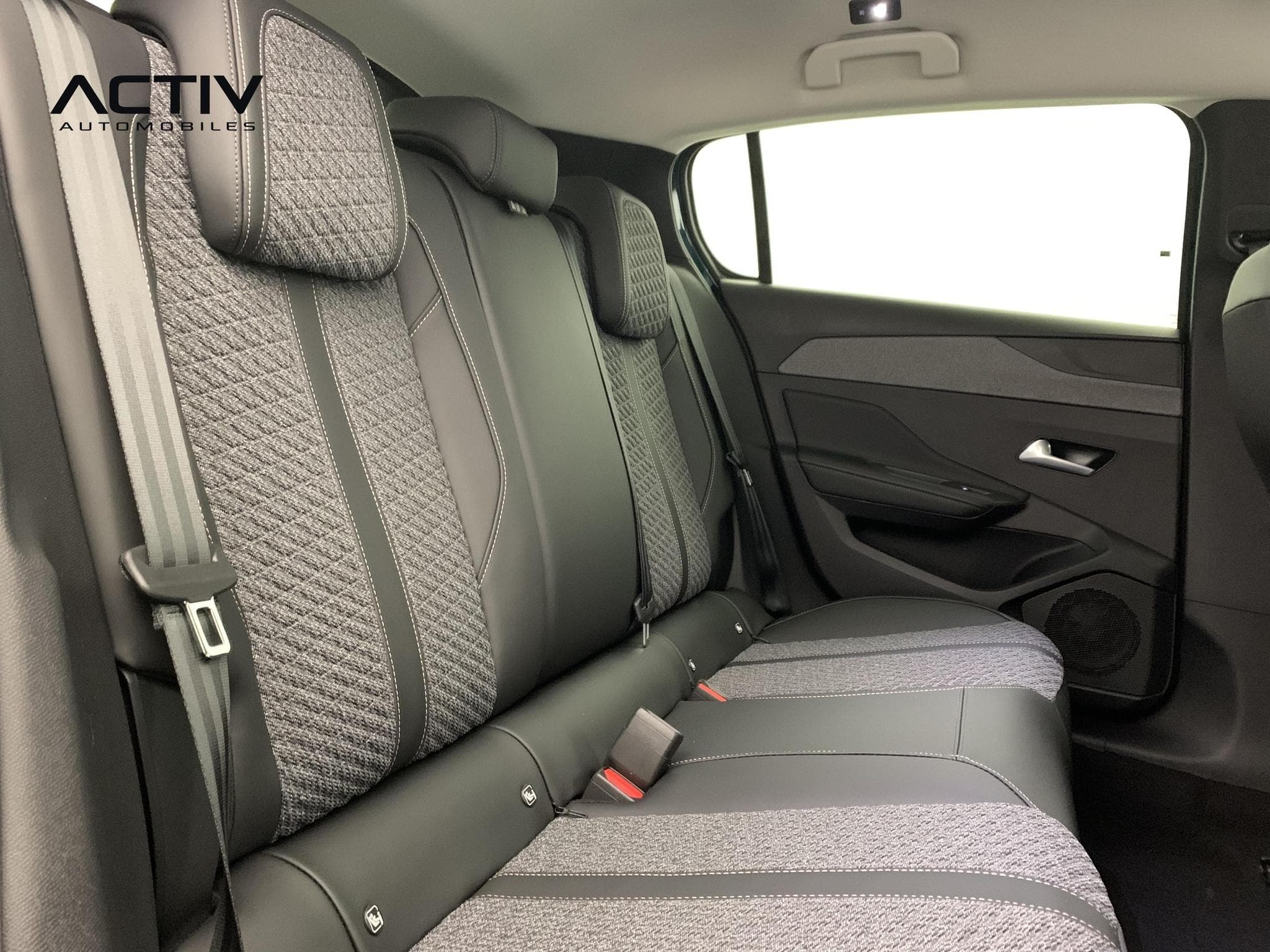 Peugeot 308 Hybrid 145 e-DCS6 Allure (2025) - Photo 10