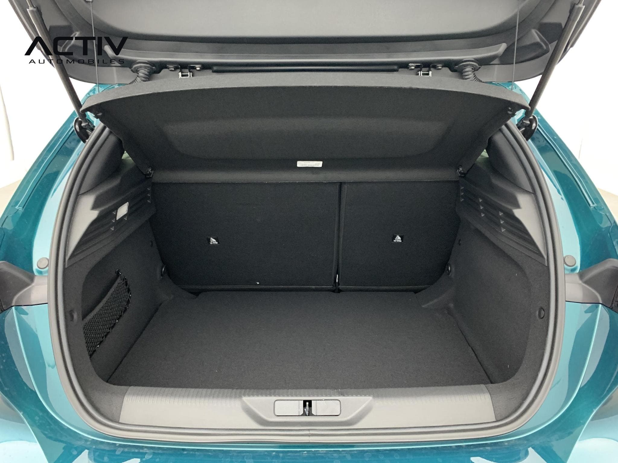 Peugeot 308 Hybrid 145 e-DCS6 Allure (2025) - Photo 11
