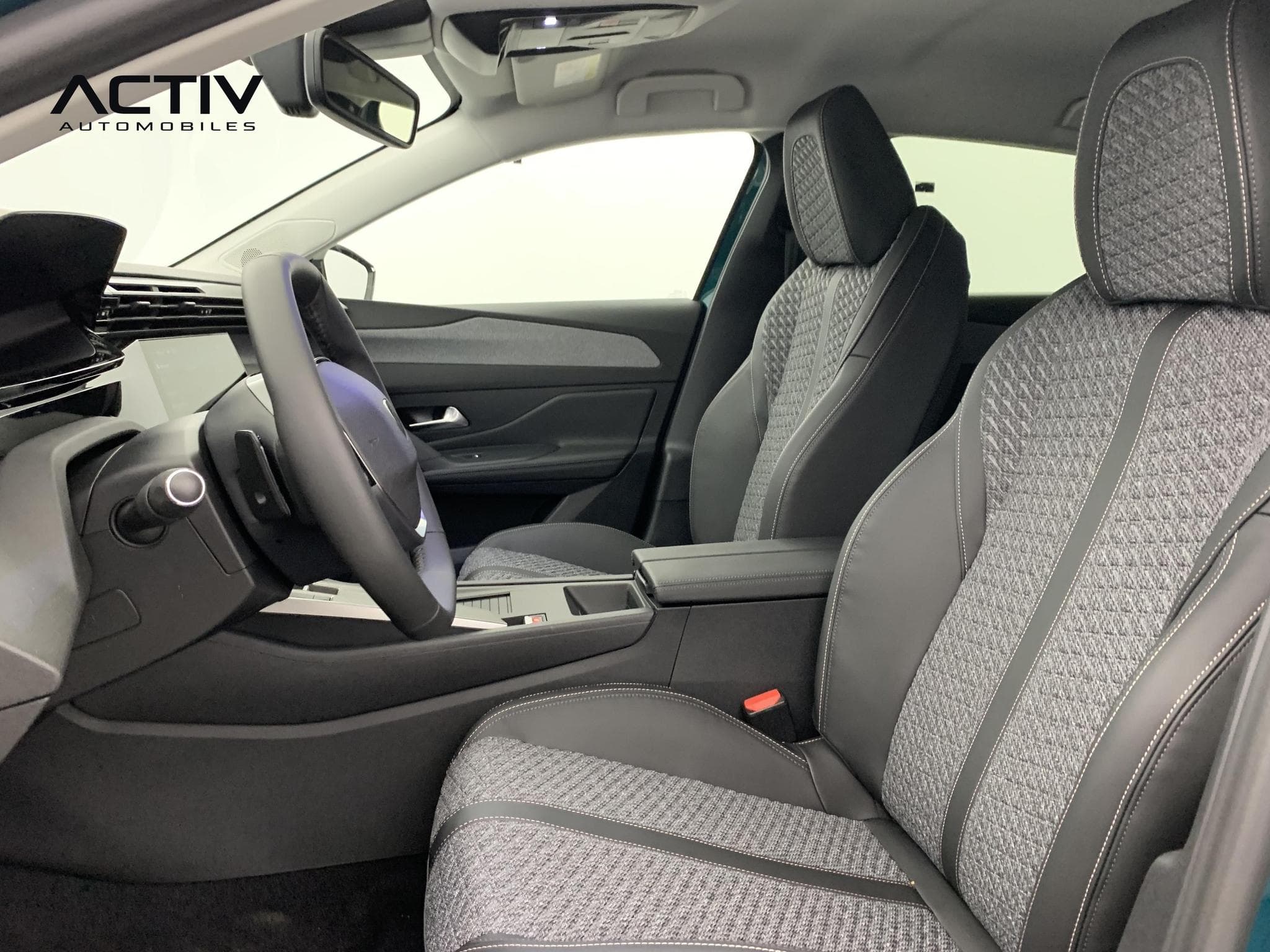 Peugeot 308 Hybrid 145 e-DCS6 Allure (2025) - Photo 18