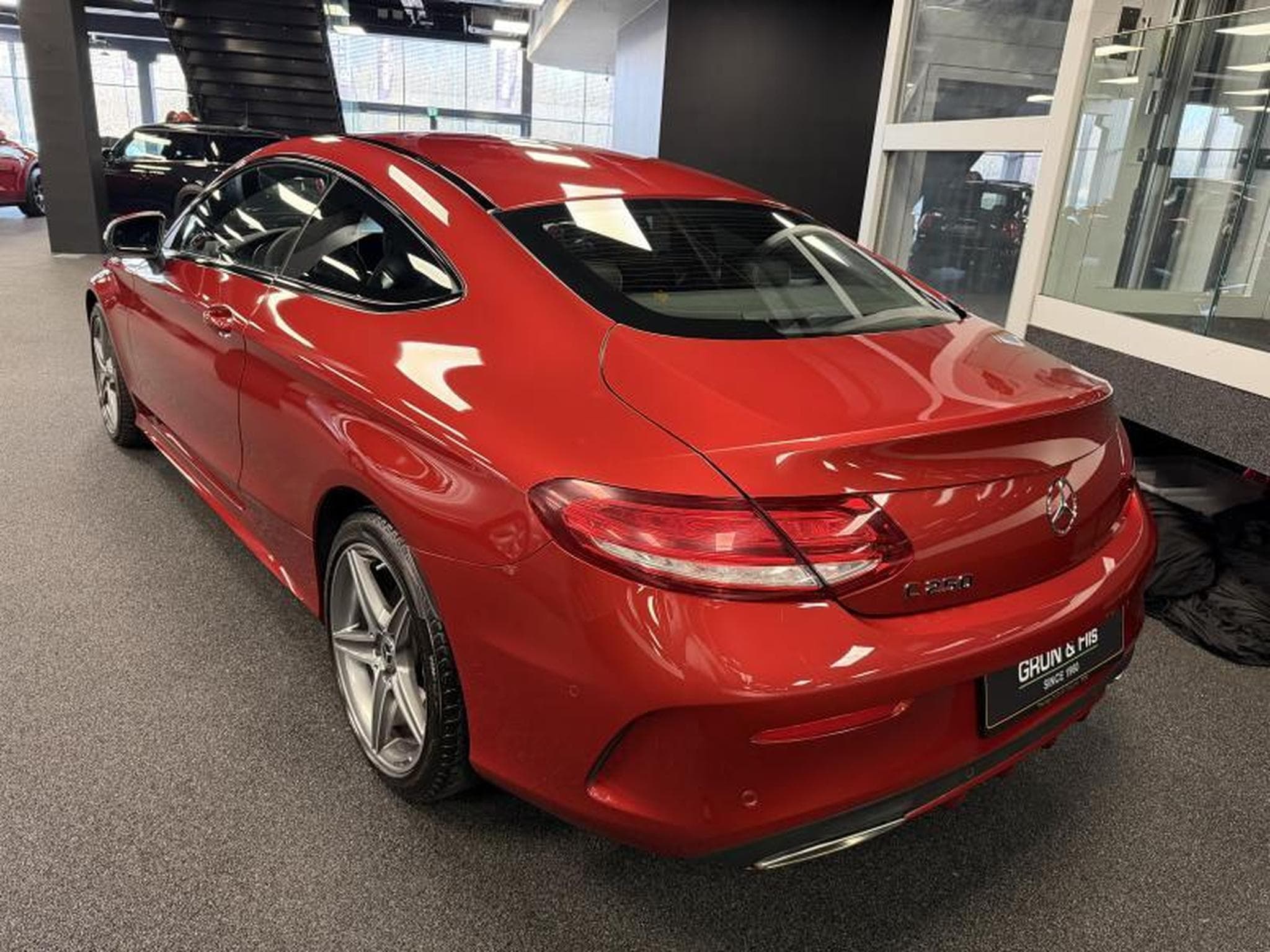 Mercedes C 250 AMG LINE 9G TRONIC (2017) - Photo 14