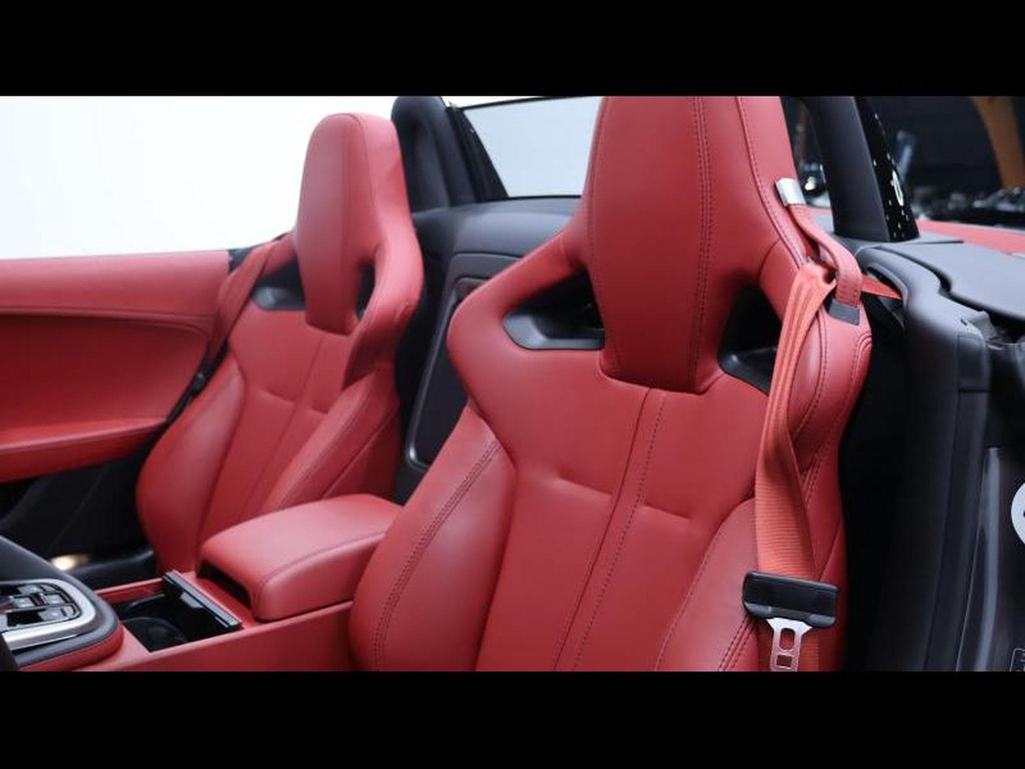 Jaguar F-Type P550 R AWD Auto (2015) - Photo 29