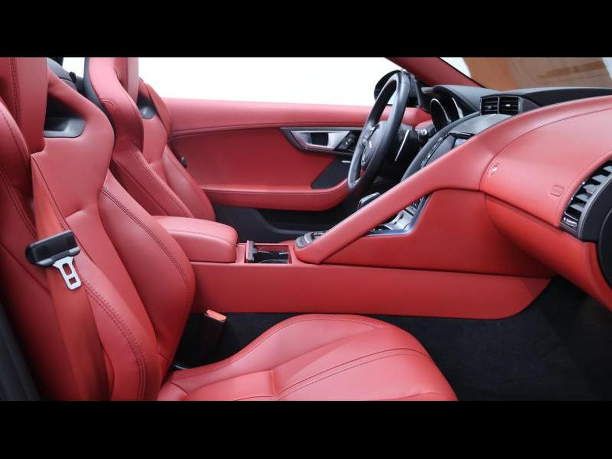 Jaguar F-Type P550 R AWD Auto (2015) - Photo 26