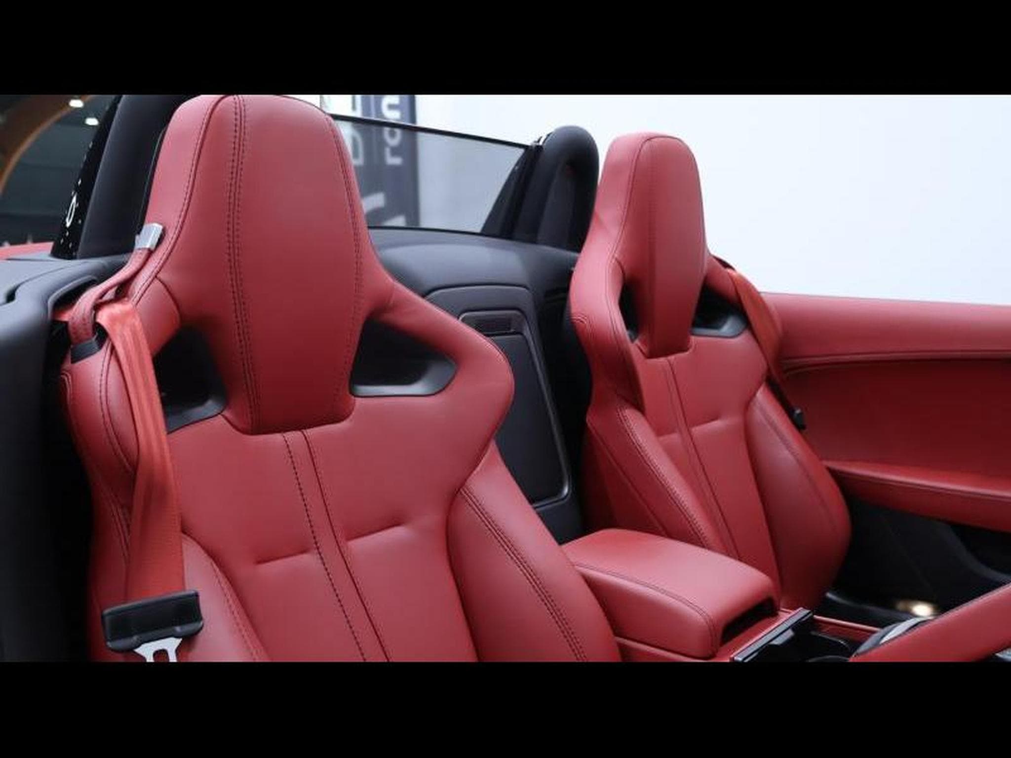 Jaguar F-Type P550 R AWD Auto (2015) - Photo 27