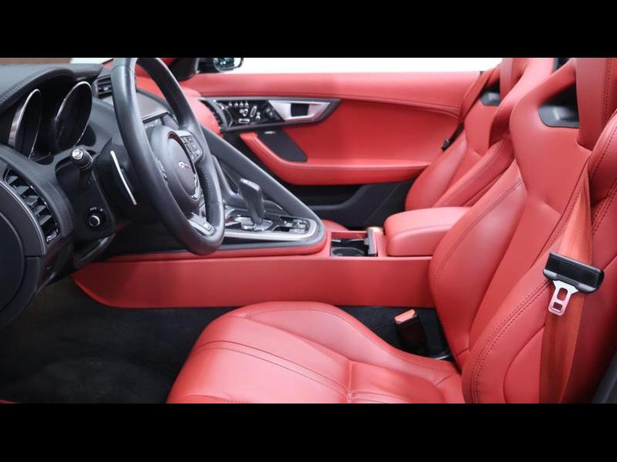 Jaguar F-Type P550 R AWD Auto (2015) - Photo 28