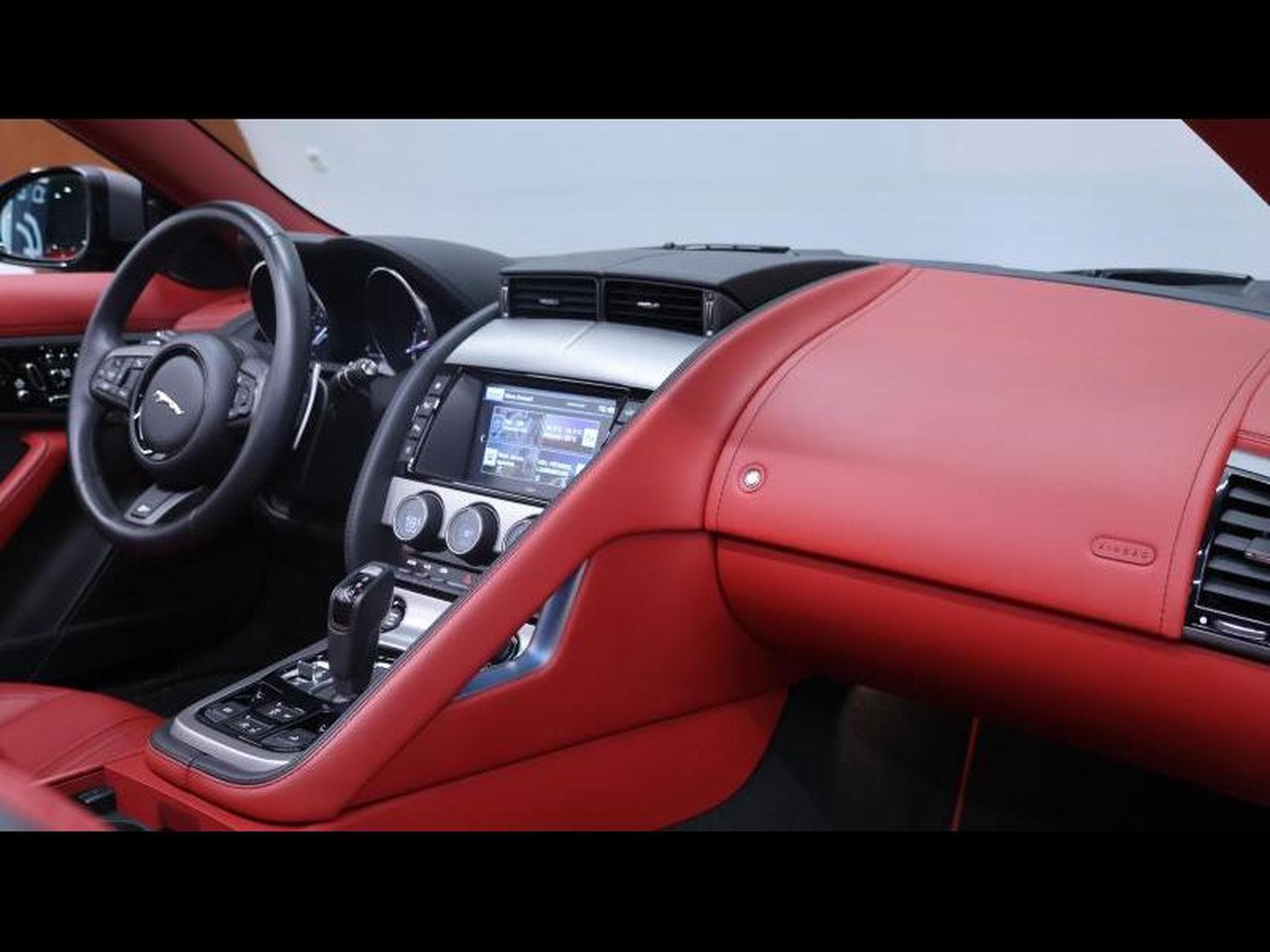 Jaguar F-Type P550 R AWD Auto (2015) - Photo 32