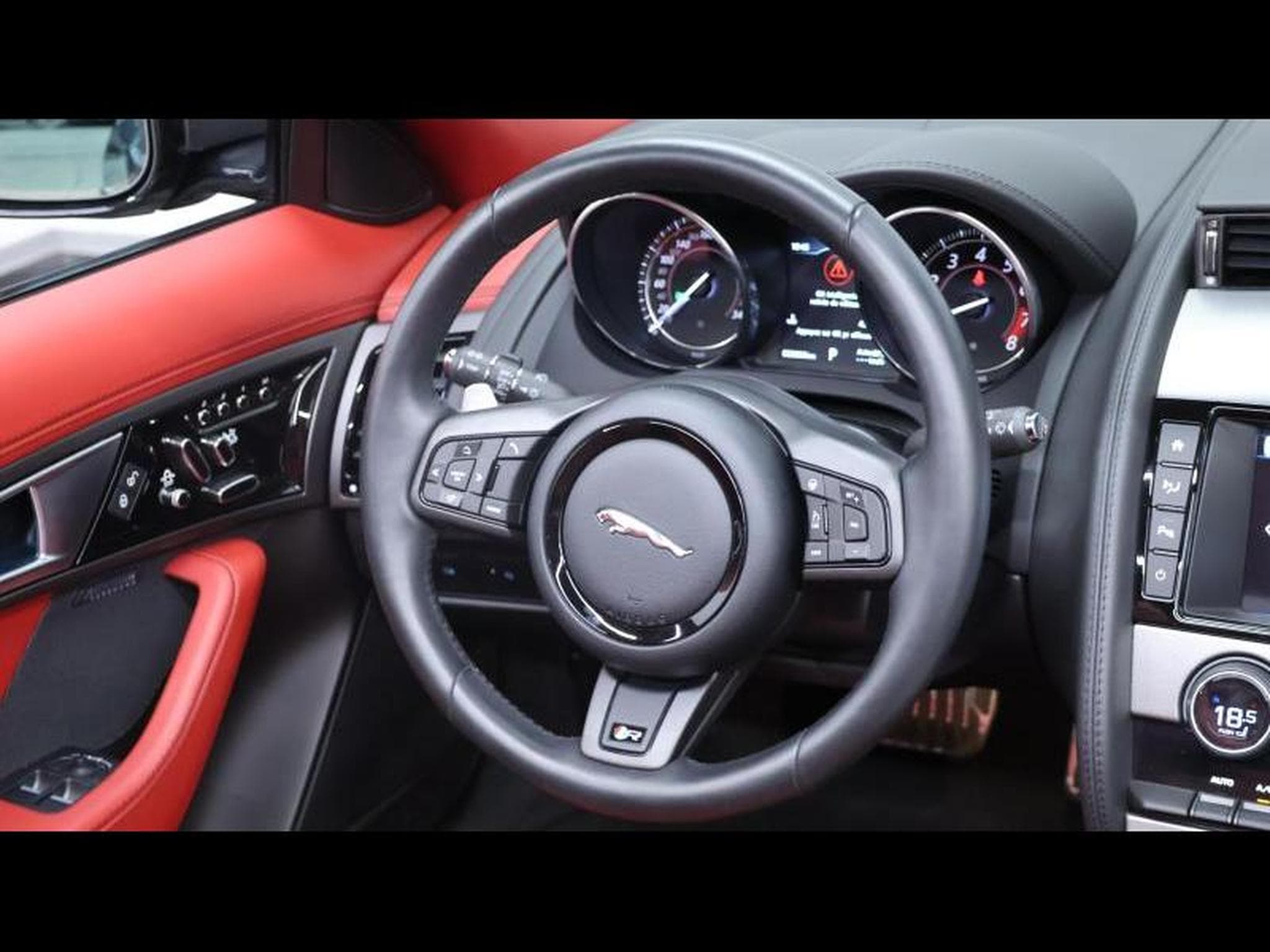 Jaguar F-Type P550 R AWD Auto (2015) - Photo 33
