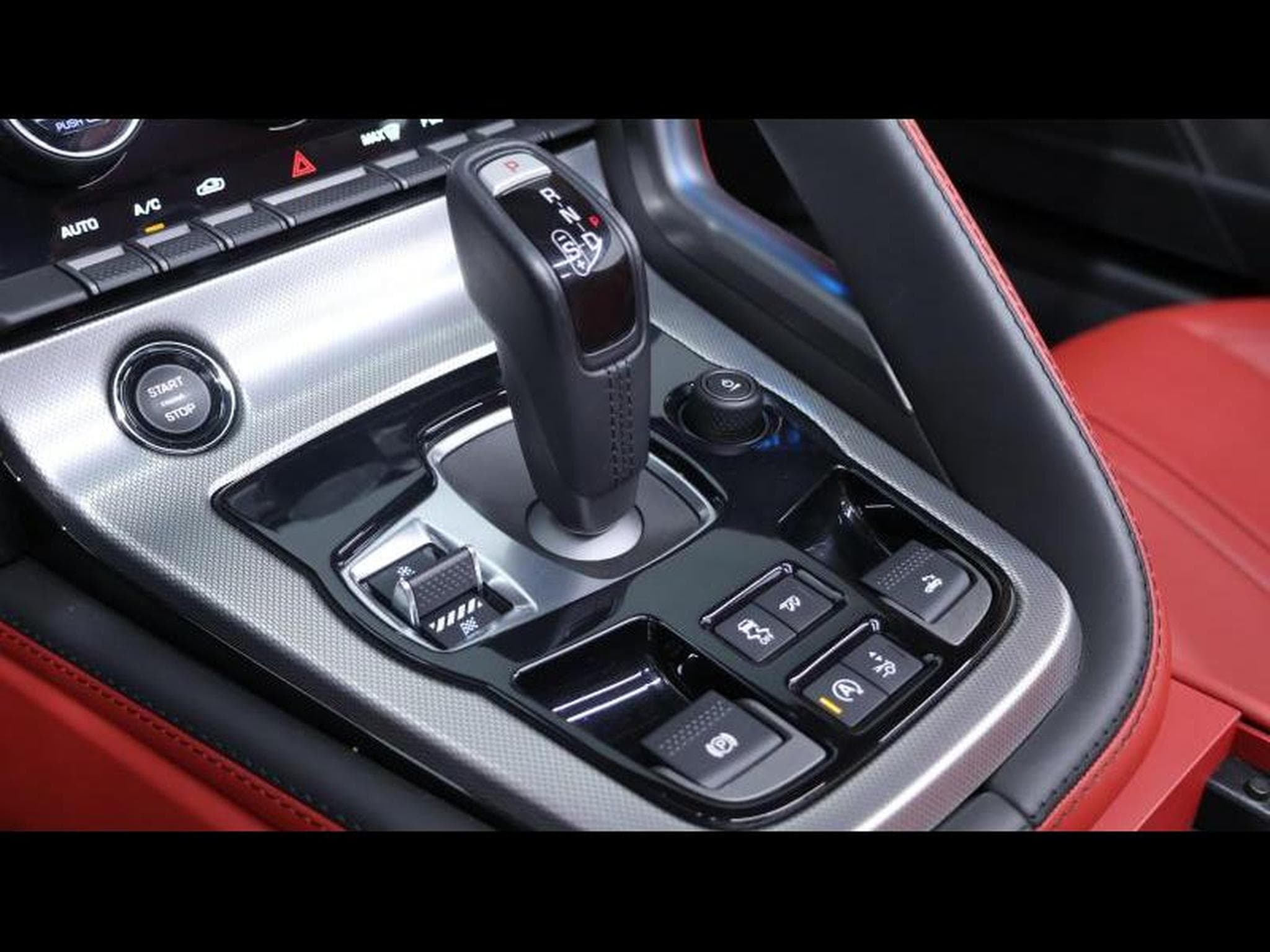 Jaguar F-Type P550 R AWD Auto (2015) - Photo 36