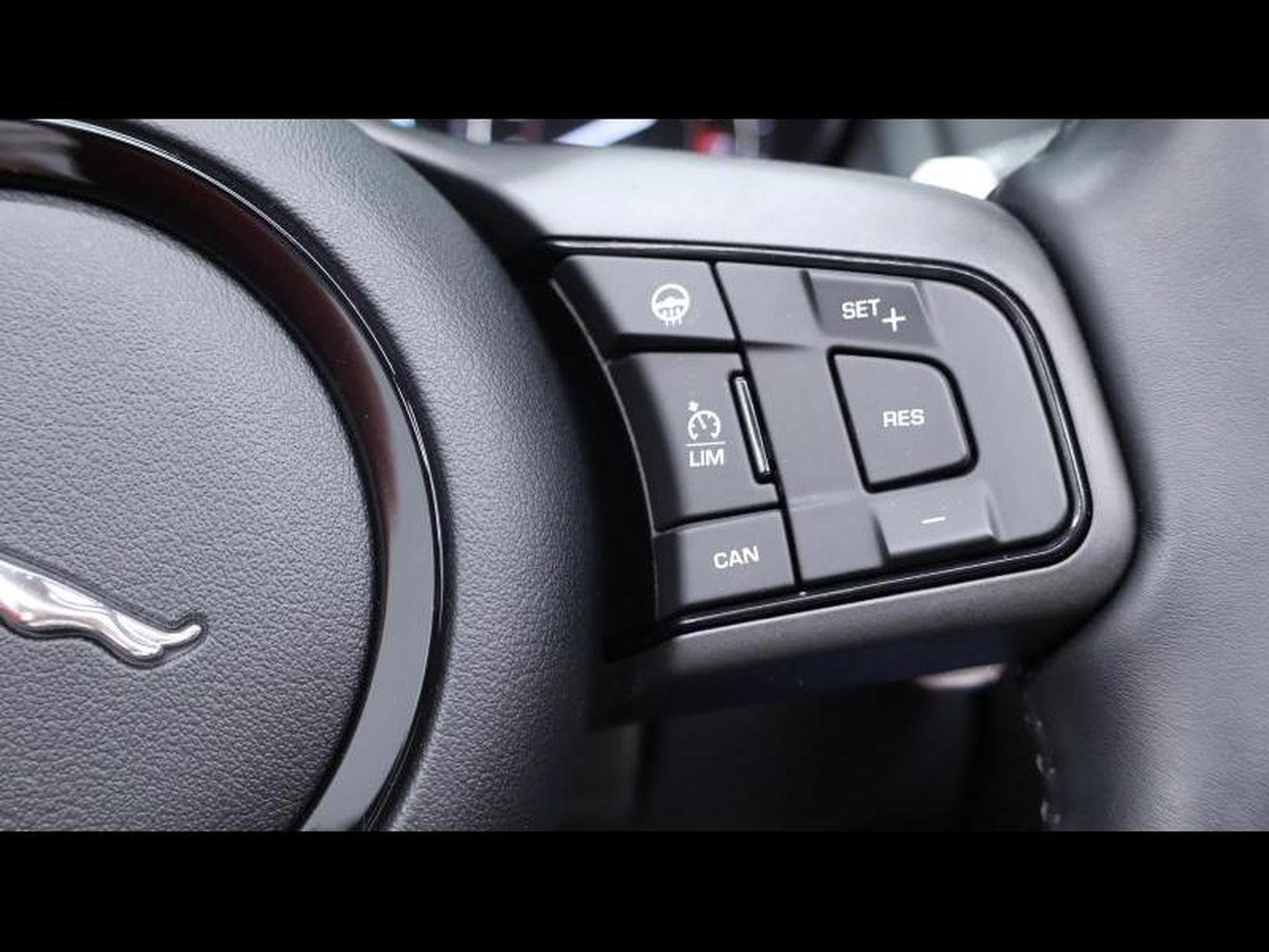 Jaguar F-Type P550 R AWD Auto (2015) - Photo 35