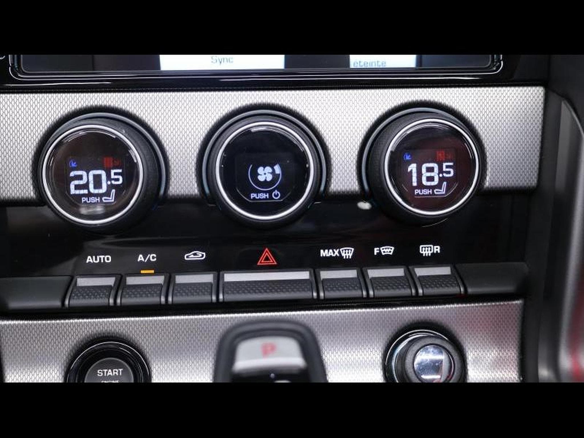 Jaguar F-Type P550 R AWD Auto (2015) - Photo 37