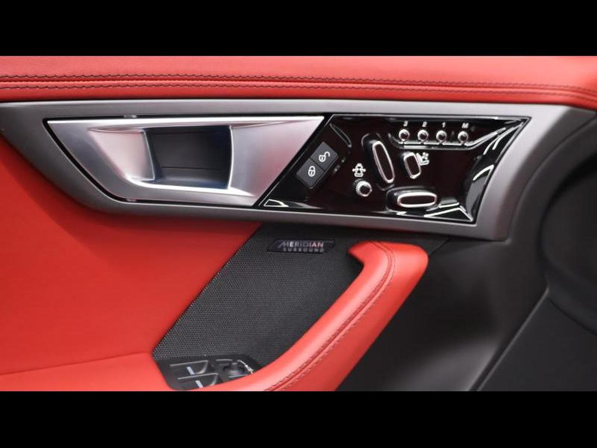 Jaguar F-Type P550 R AWD Auto (2015) - Photo 41