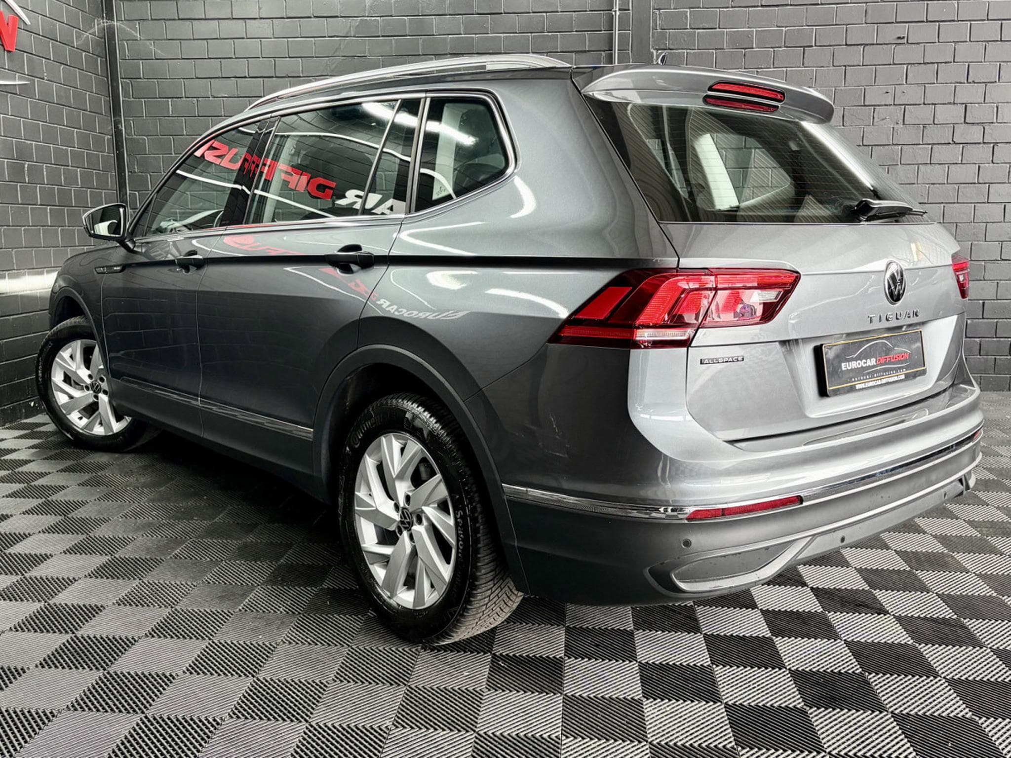 VW Tiguan Life 1.5 TSI 150 CV DSG7 *7 PLACES *ATTELAGE* *HAYON* (2025) - Photo 4