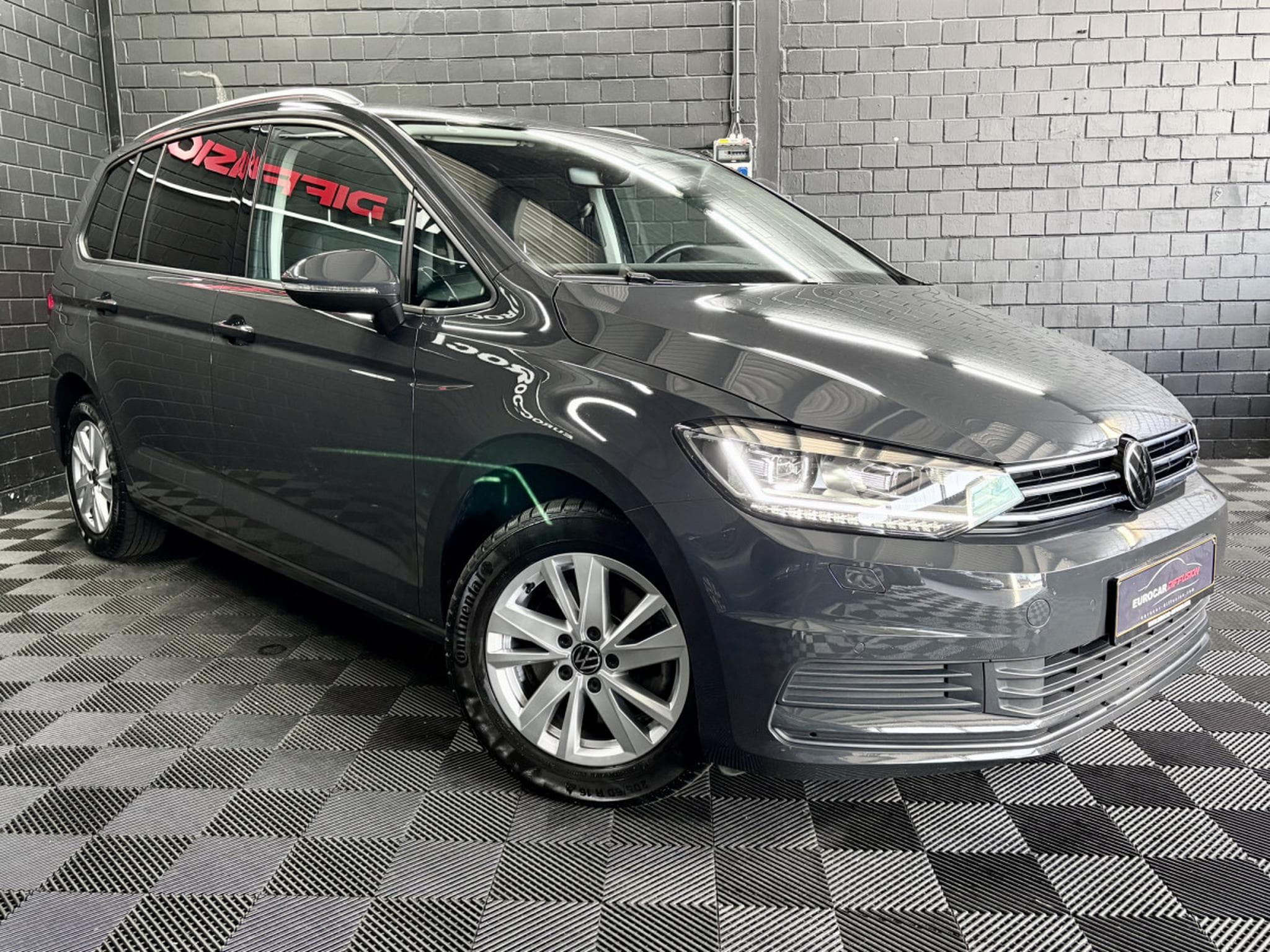 VW Touran Comfortline 1.5 TSI 150 CV DSG7 * 7 PLACES * *HAYON* ATTELAG (2024) - Foto 3