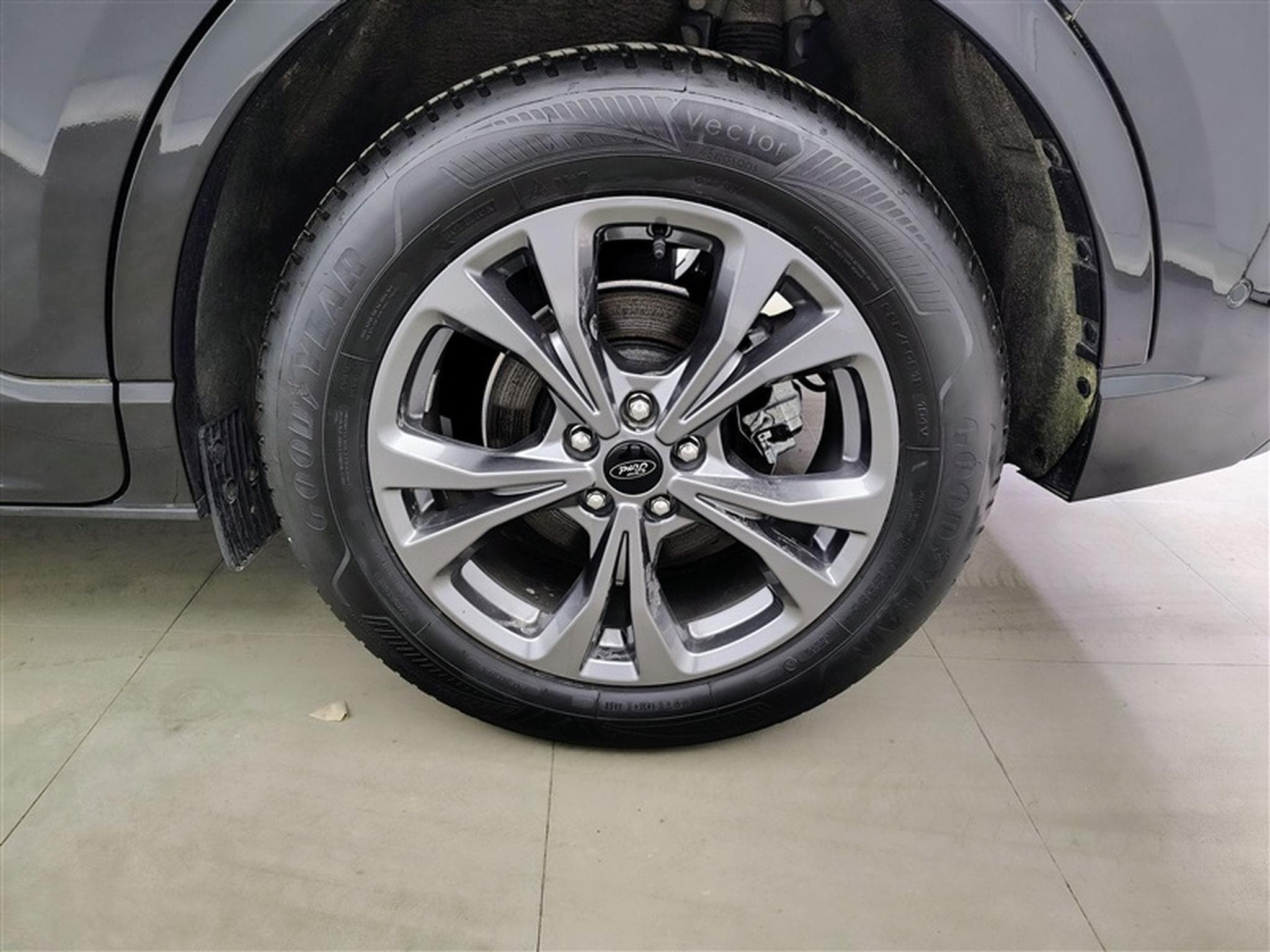 Ford Kuga 2.0 TDCi 120cv PowerShift ST-Line NAVI / FULL LED / CAMERA (2023) - Photo 6