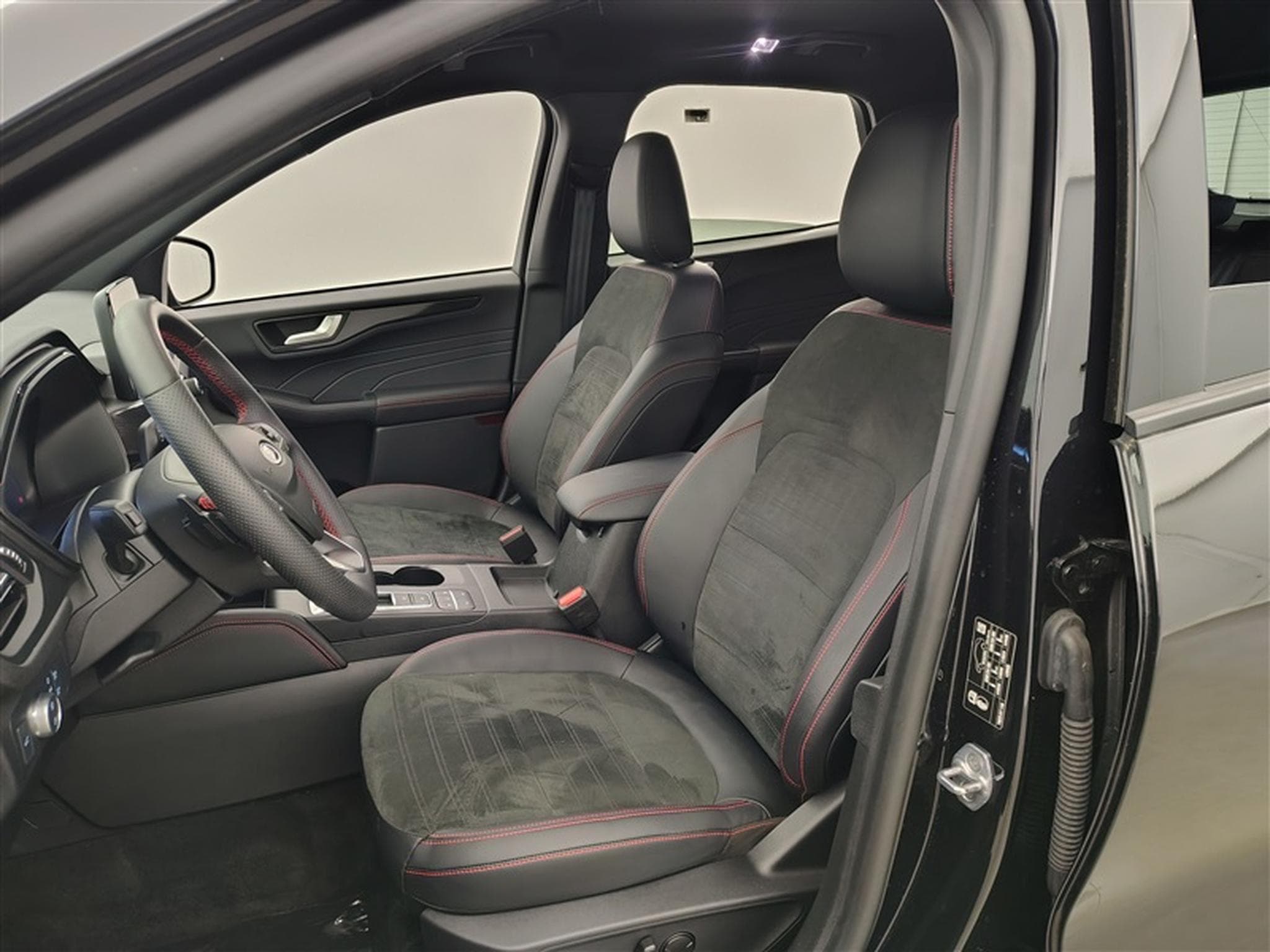 Ford Kuga 2.0 TDCi 120cv PowerShift ST-Line NAVI / FULL LED / CAMERA (2023) - Photo 7