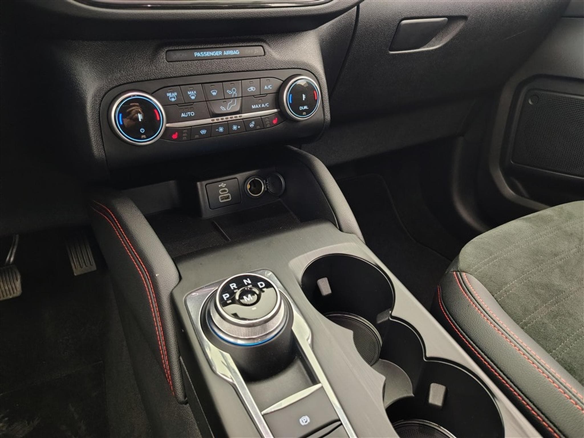 Ford Kuga 2.0 TDCi 120cv PowerShift ST-Line NAVI / FULL LED / CAMERA (2023) - Photo 12