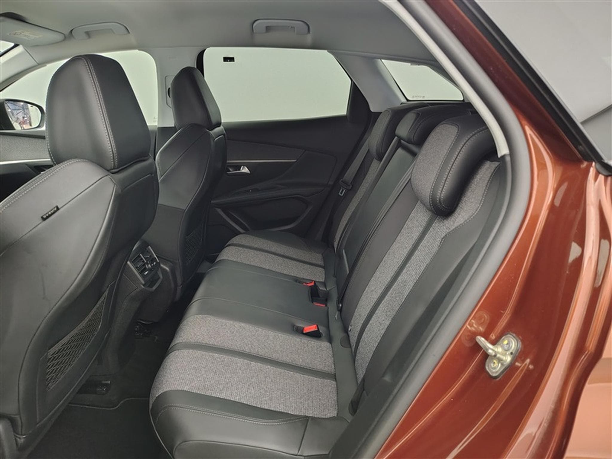Peugeot 3008 1.2 PureTech 130cv EAT8 Allure NAVI / KEYLESS / CAMERA (2019) - Photo 11