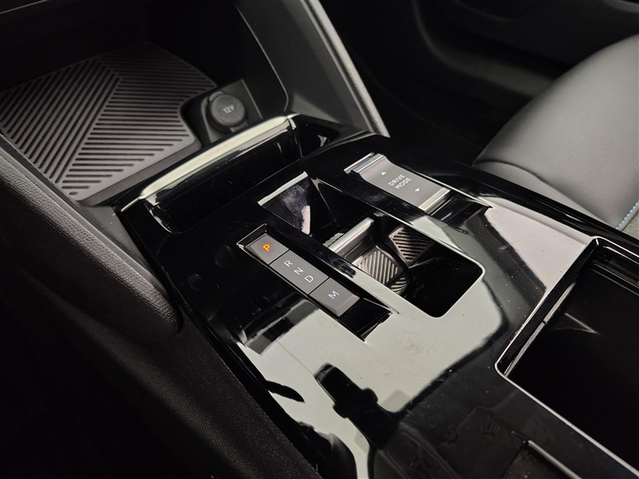 Citroën C4 X 1.2 PureTech 130cv EAT8 Feel CARPLAY / FULL LED / S-CUIR (2023) - Photo 12