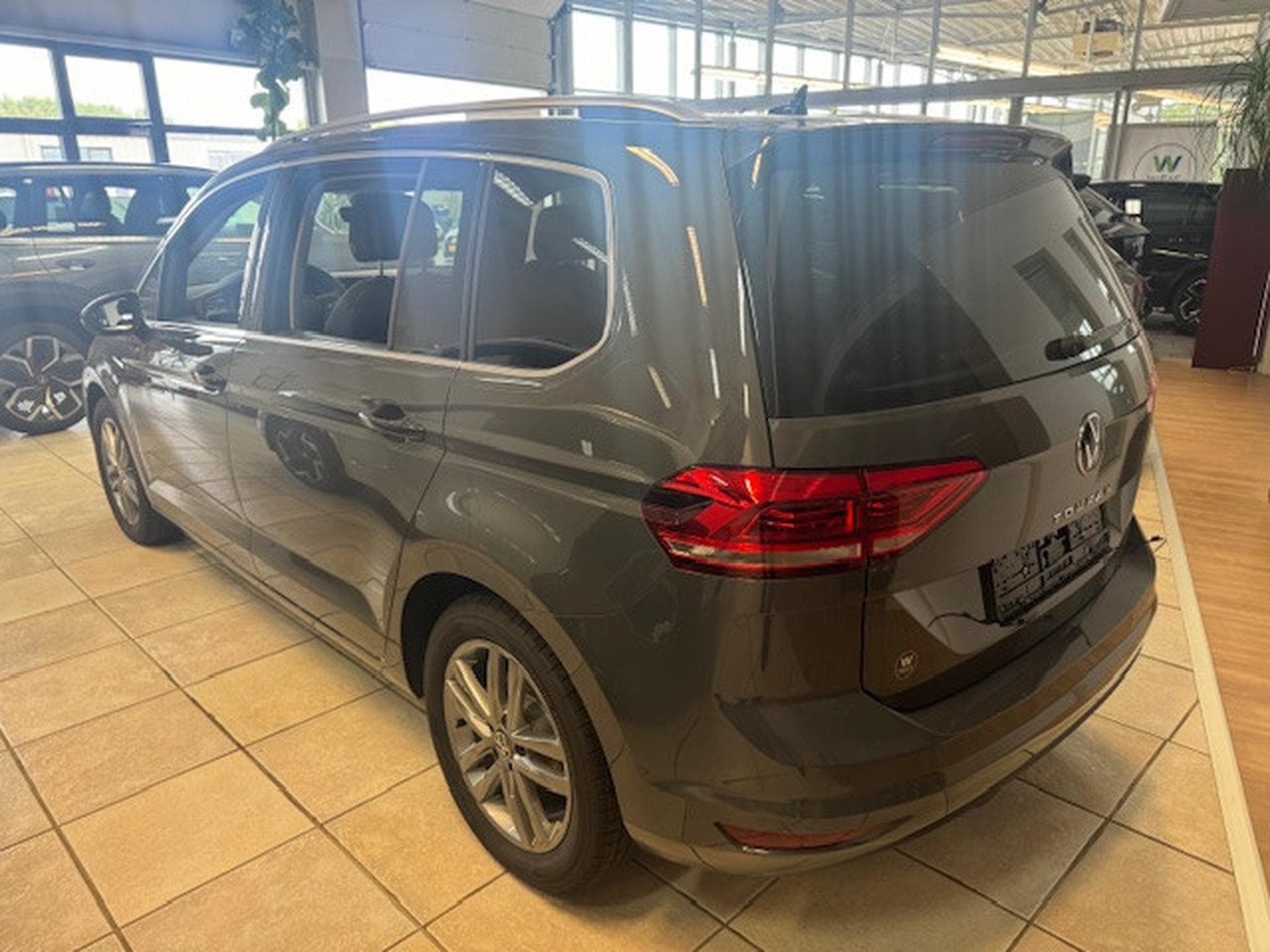 VW Touran VOLKSWAGEN TOURAN EN STOCK COMFORTLINE LED DSG ERGO SITZE SI (2024) - Photo 12