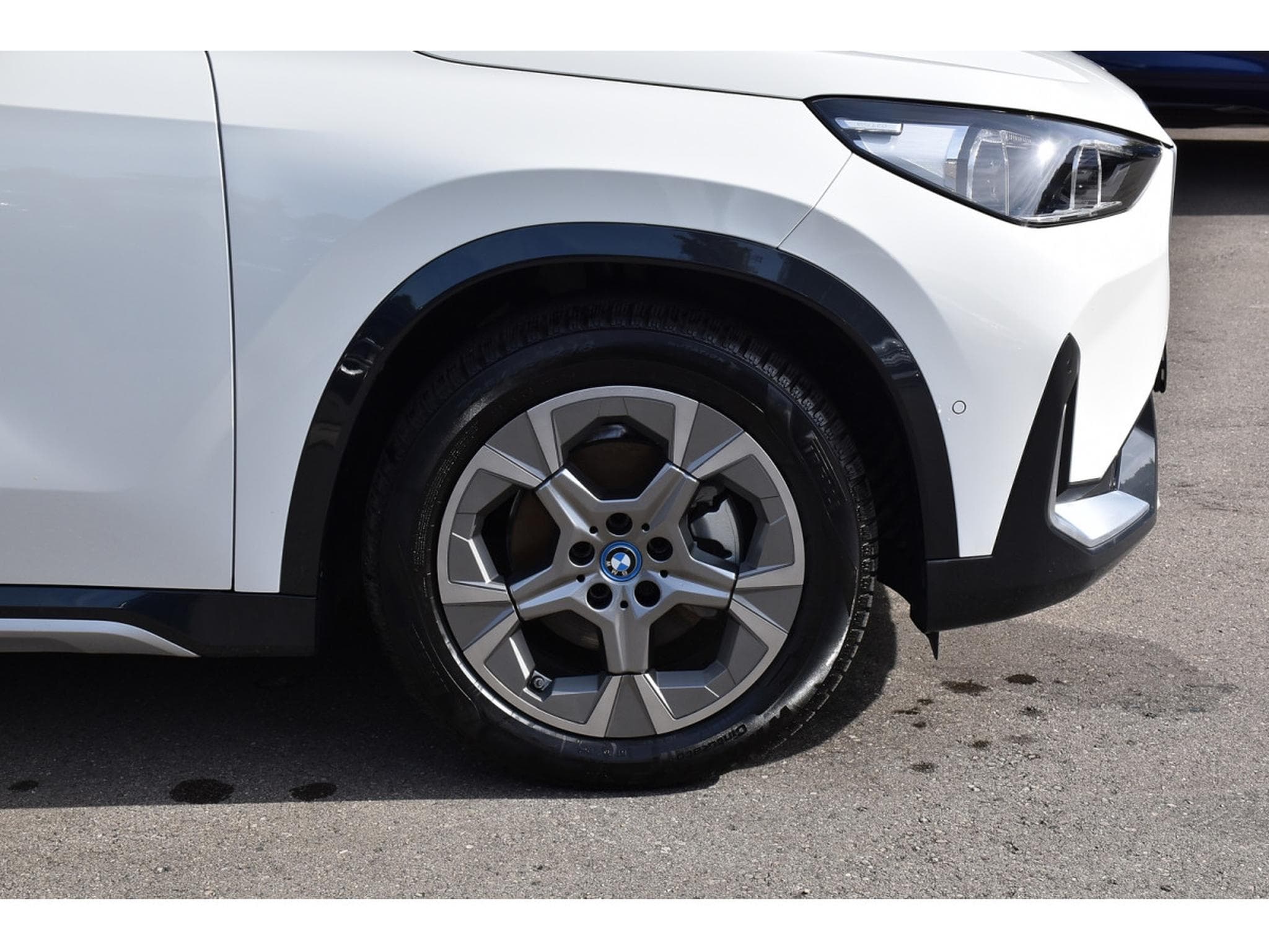 BMW iX1 eDrive20 xLine 66,5 kWh PANO CUIR MEMO ACC CAM360 HUD 1°MAIN (2025) - Foto 5
