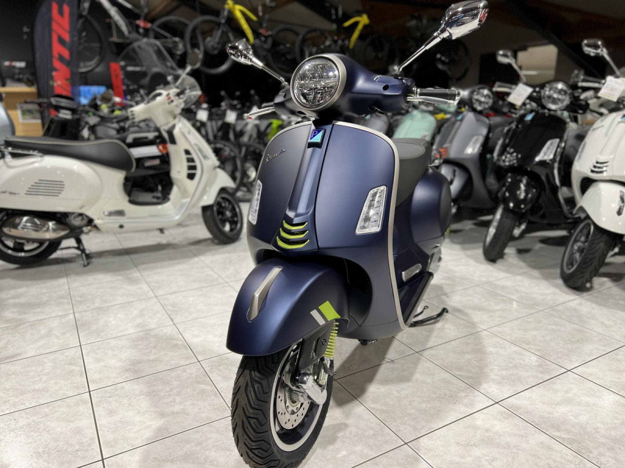 Vespa GTS 125 Bleu Matt (2026) - Photo 2