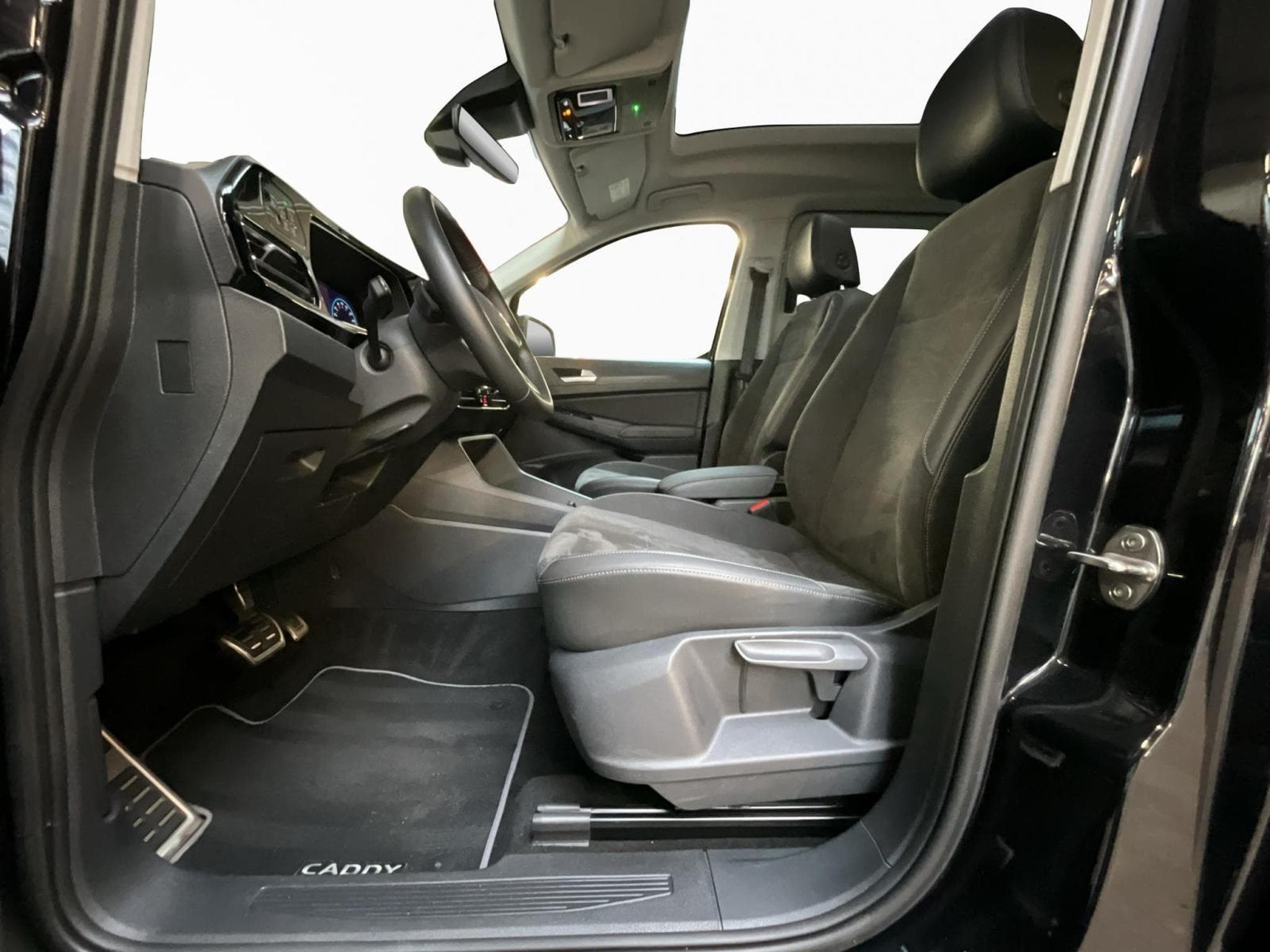 VW Caddy Style+DSG+LED+NAVI+Pano+DAB+Rear-View (2023) - Photo 9