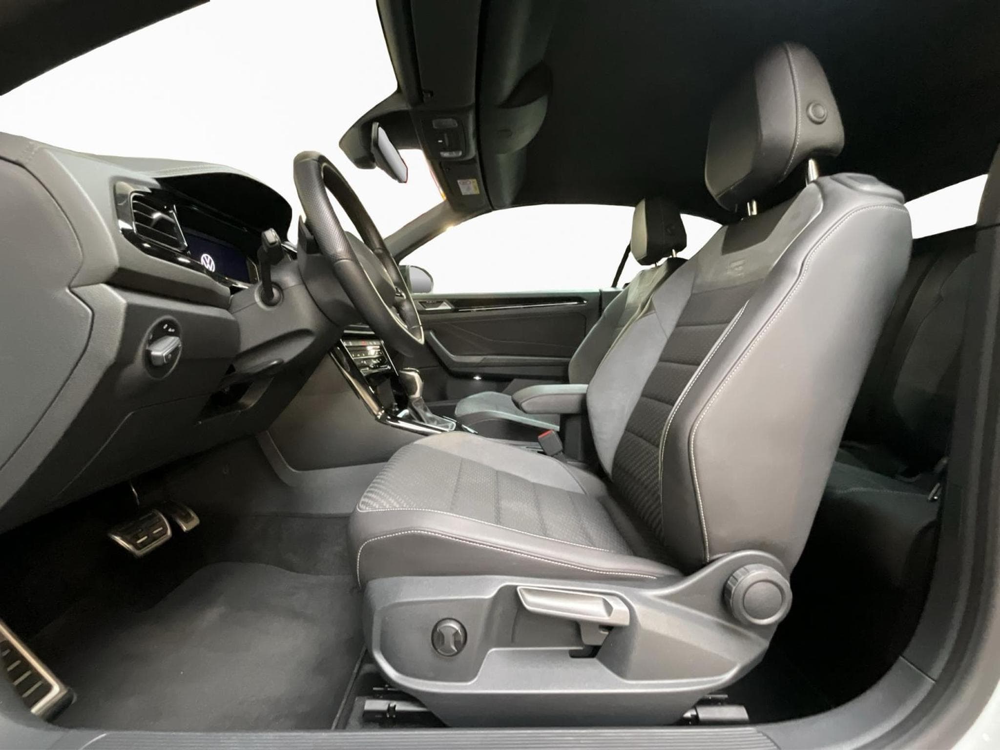 VW T-Roc R-Line+DSG+LM19+IQ-Light+Black-Style+Stand-H.+Keyless (2022) - Photo 9