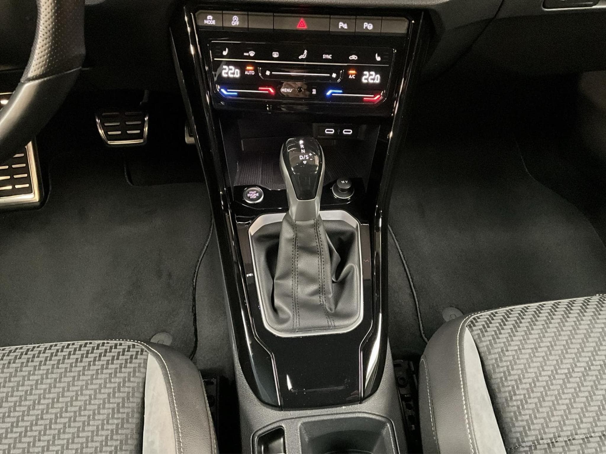 VW T-Roc R-Line+DSG+LM19+IQ-Light+Black-Style+Stand-H.+Keyless (2022) - Photo 12
