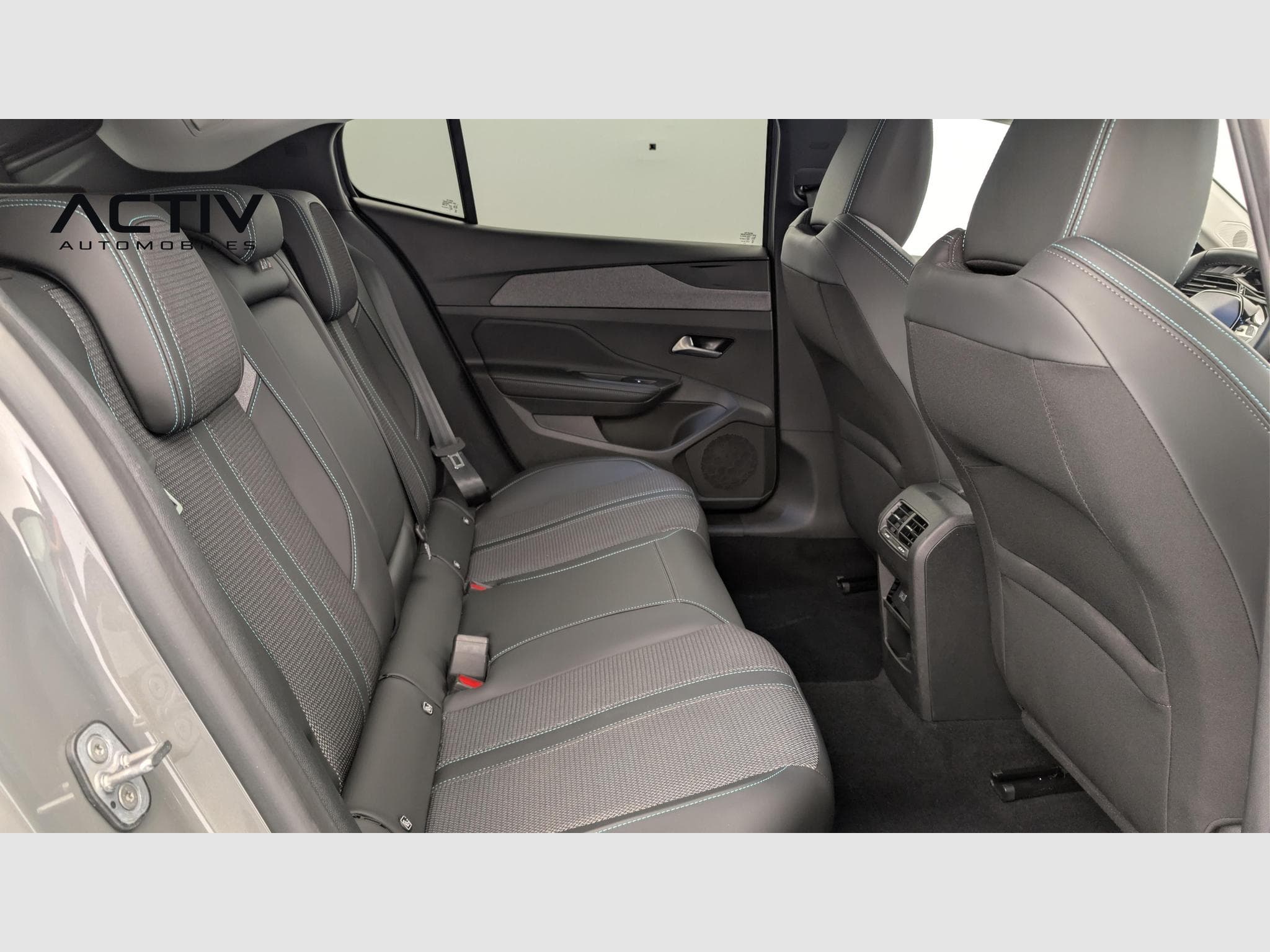 Peugeot 408 Hybrid 145 e-DCS6 Allure (2025) - Photo 10
