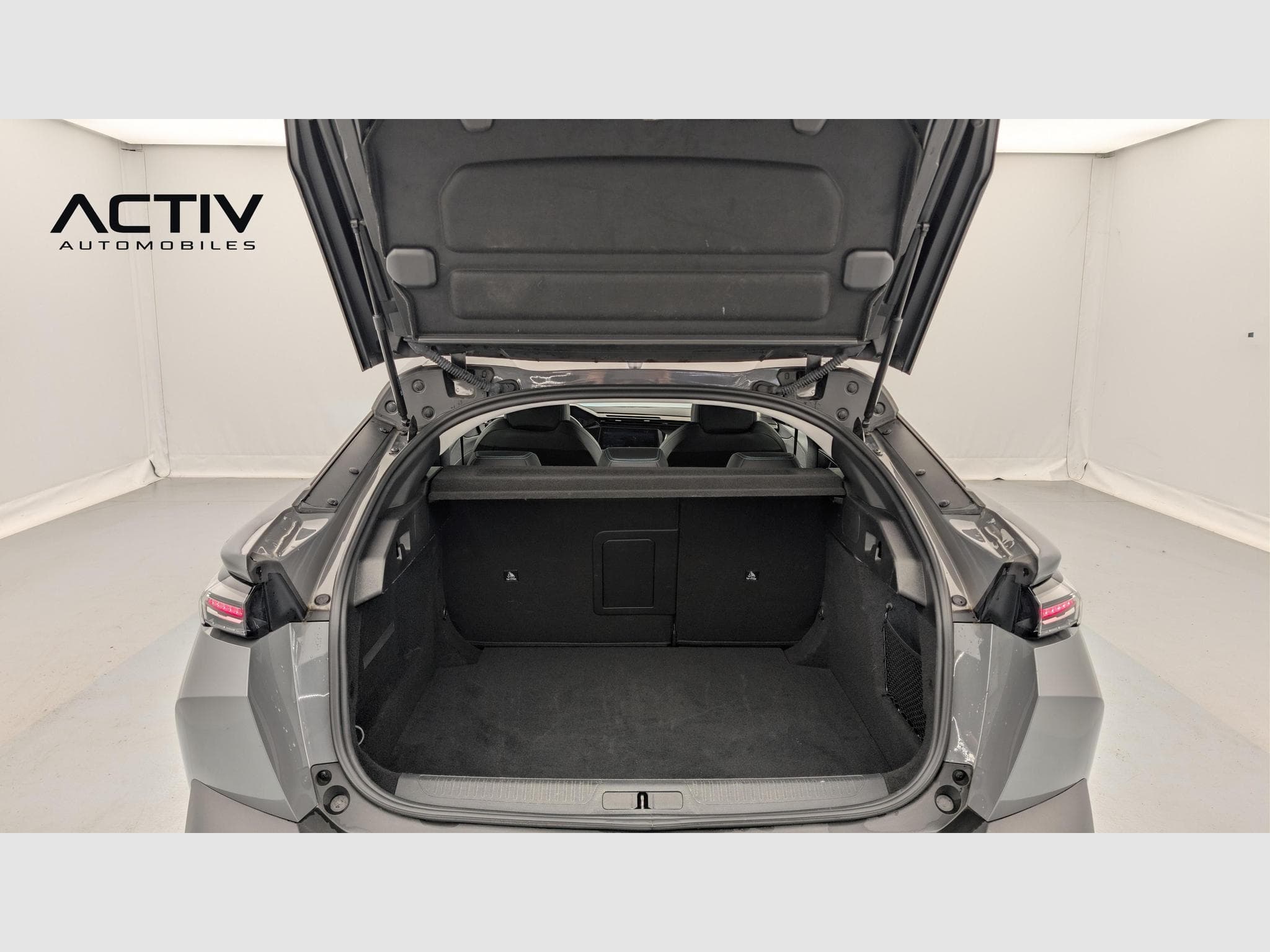 Peugeot 408 Hybrid 145 e-DCS6 Allure (2025) - Photo 11