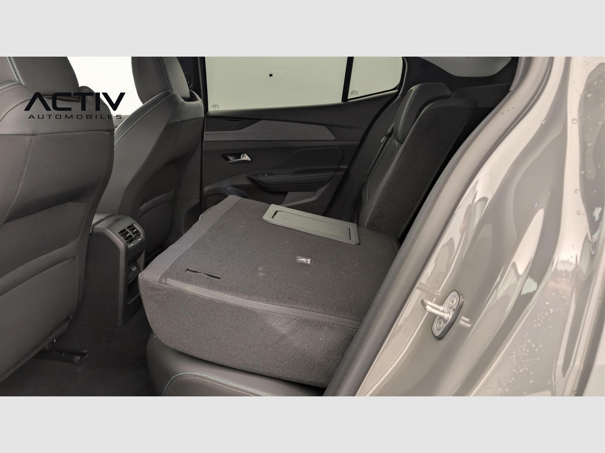 Peugeot 408 Hybrid 145 e-DCS6 Allure (2025) - Photo 12