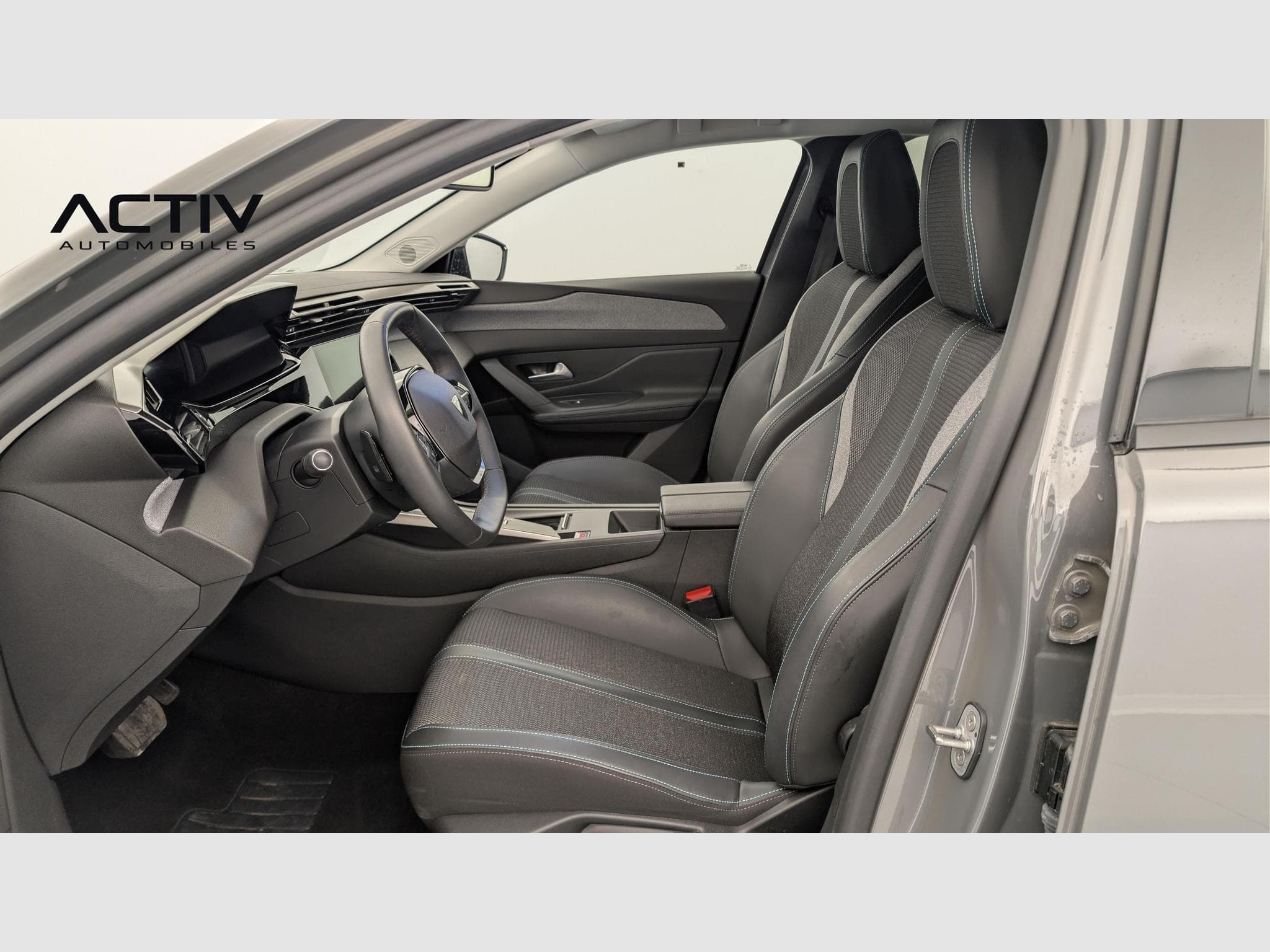 Peugeot 408 Hybrid 145 e-DCS6 Allure (2025) - Photo 16