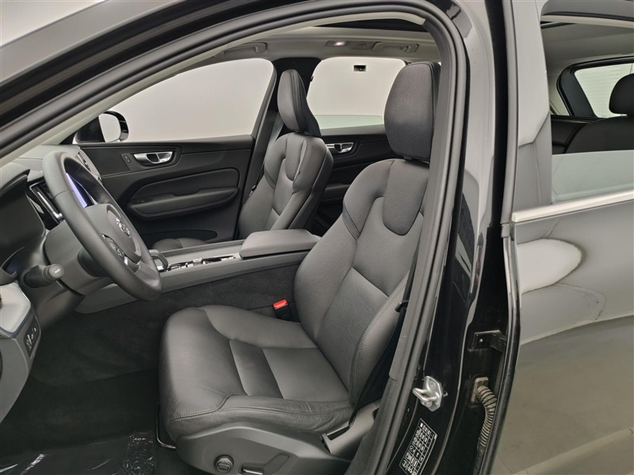 Volvo XC60 2.0 T6 PHEV AWD Inscription CUIR/NAVI/TO PANO/JA18 (2021) - Photo 7