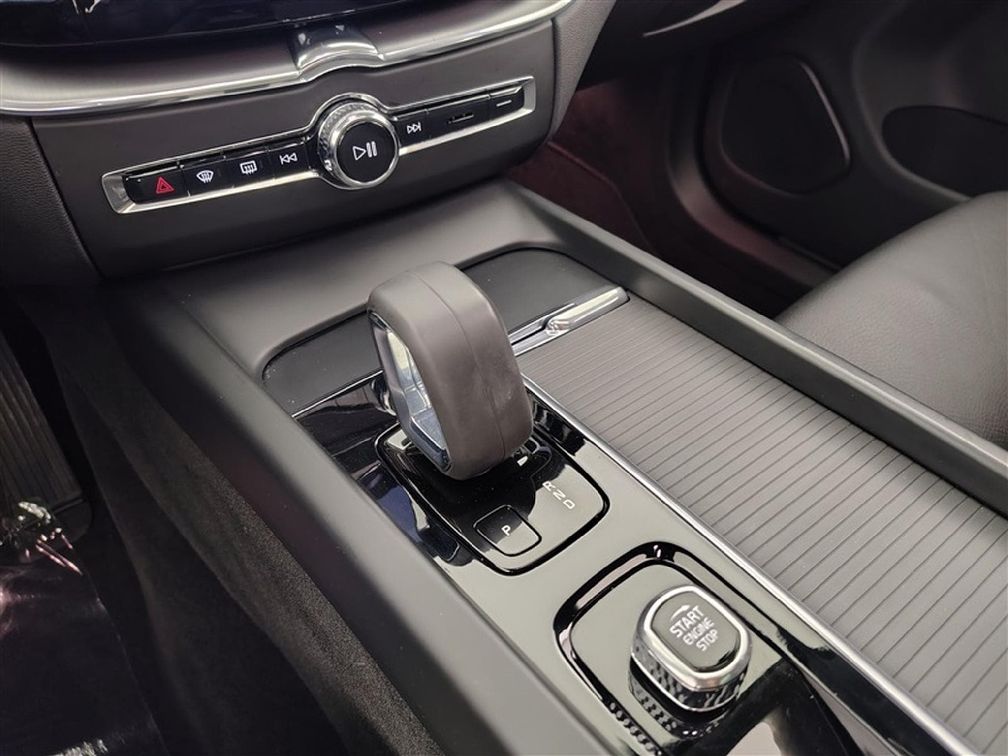 Volvo XC60 2.0 T6 PHEV AWD Inscription CUIR/NAVI/TO PANO/JA18 (2021) - Photo 12